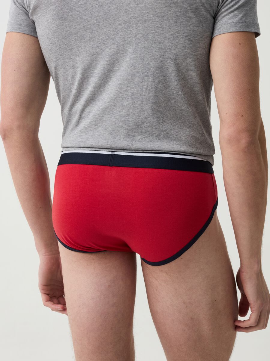 Three-pair pack briefs with contrasting piping_2