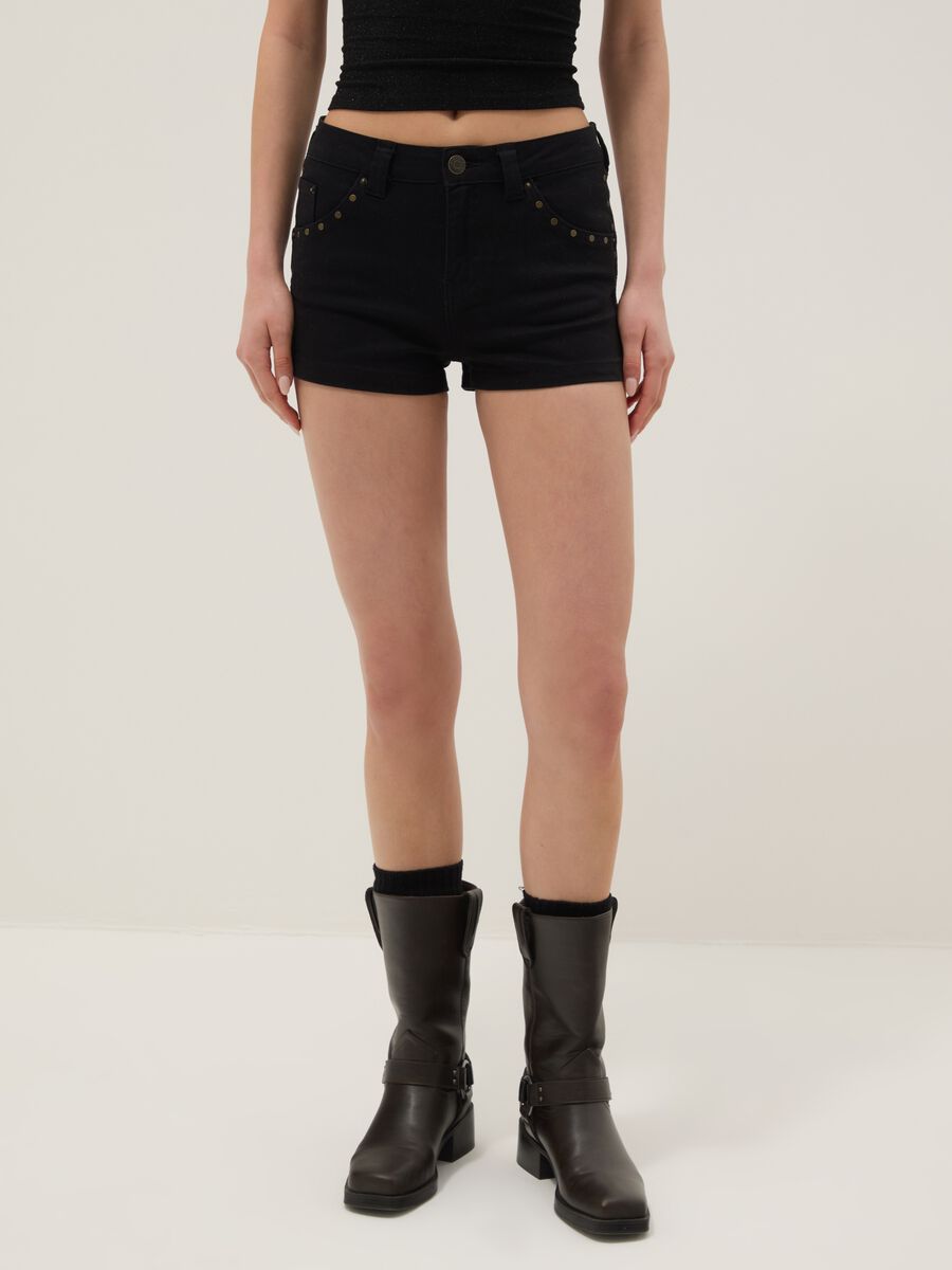 Shorts in cotone elasticizzato nero regular fit con borchie_1