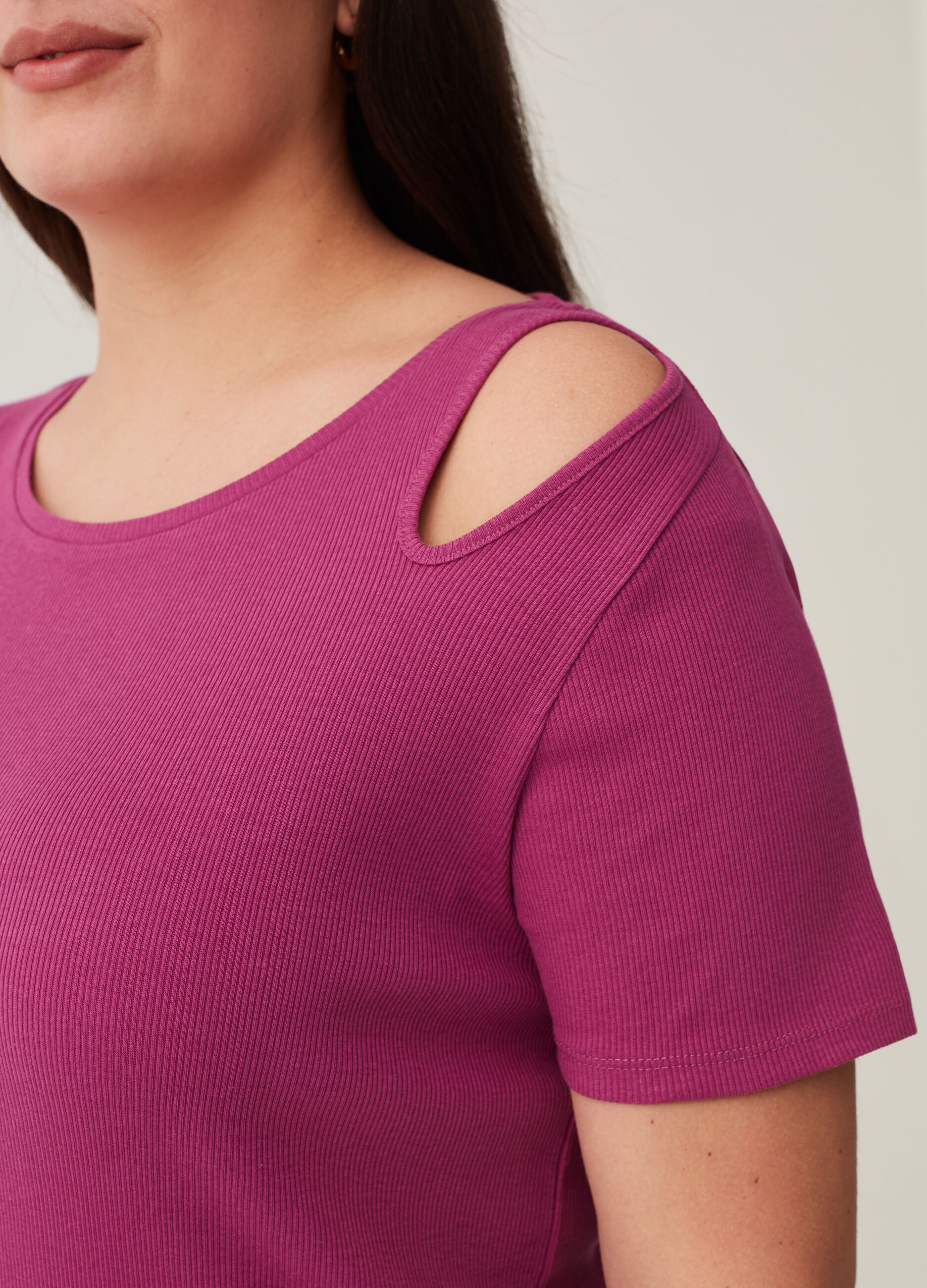 T-shirt a costine con dettaglio cut out Curvy_3