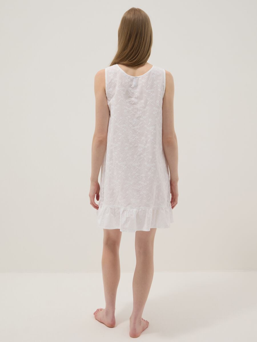 Camicia da notte senza maniche in puro cotone bianca con ricami fiori_2