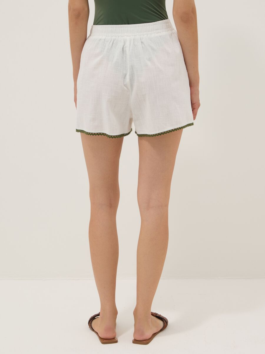 Shorts da mare bianchi in puro cotone con ricami_2