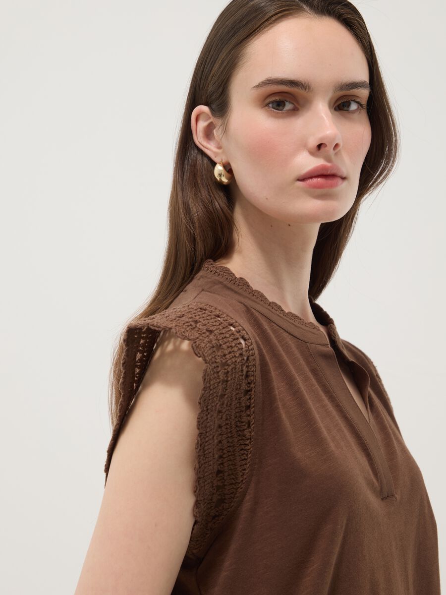 Brown pure cotton T-shirt with crochet details, regular fit_1