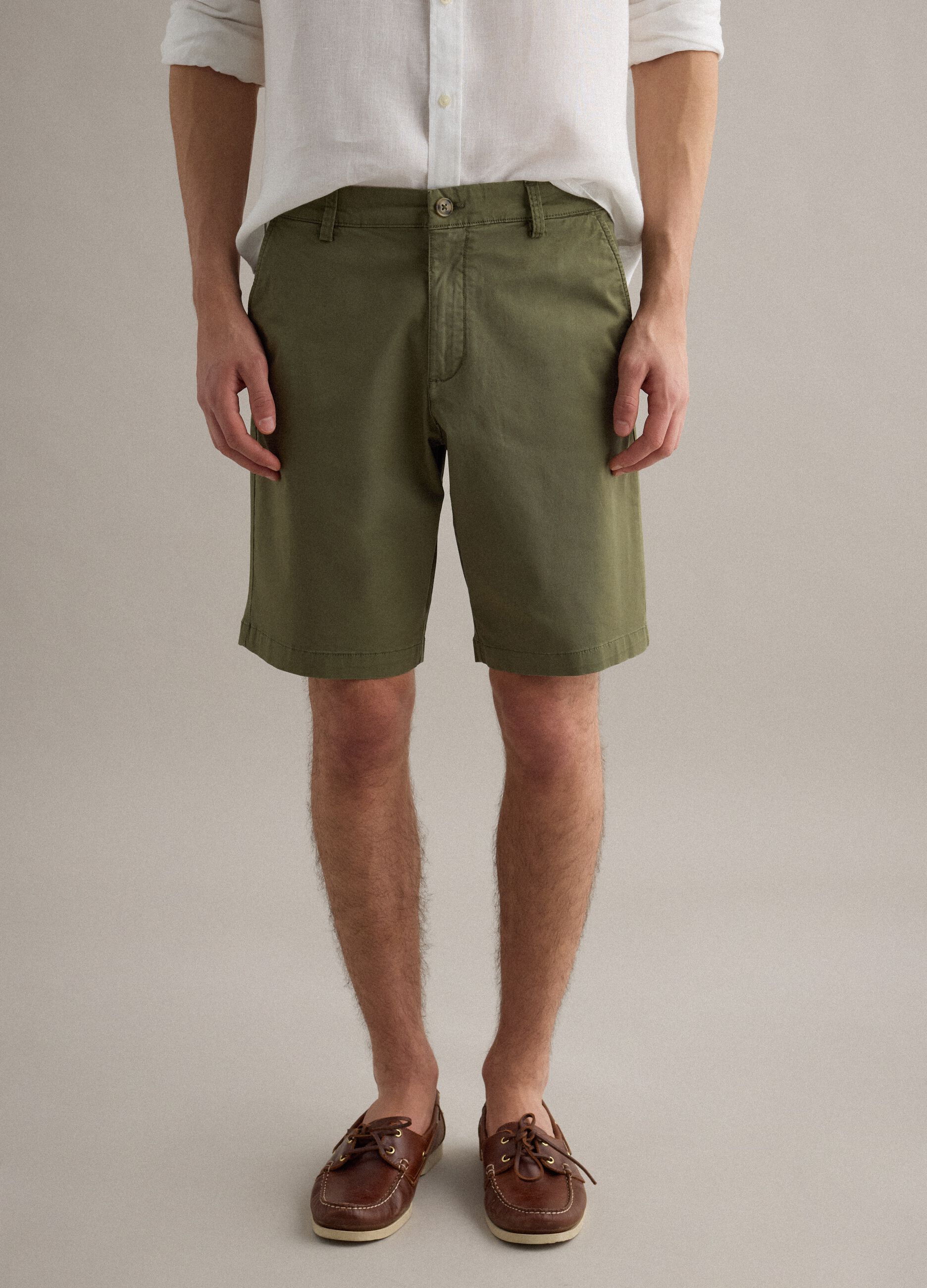 Green stretch cotton chino shorts, regular fit