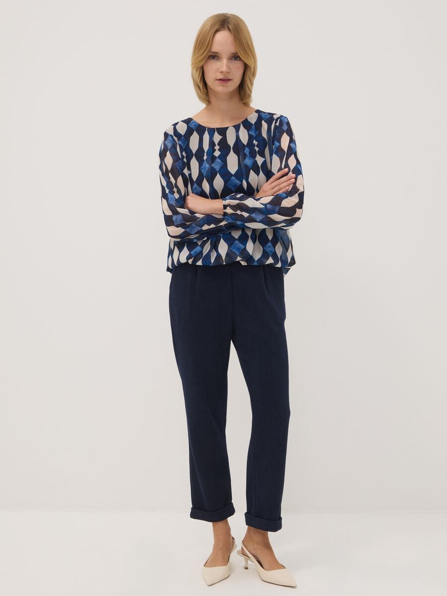 Blusa blu e bianca a fantasia geometrica regular fit_2