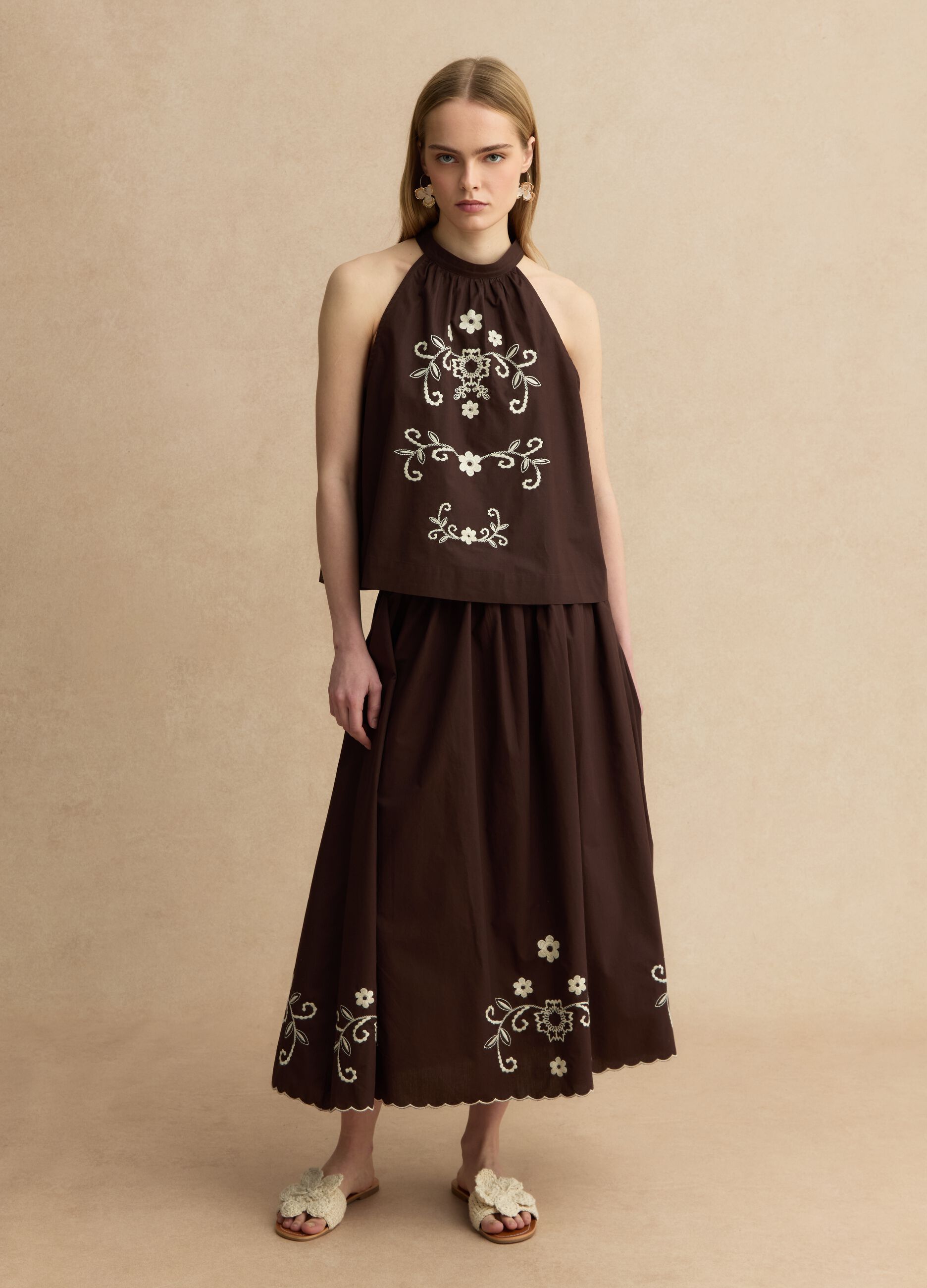Gonna lunga in puro cotone marrone regular fit con ricami floreali