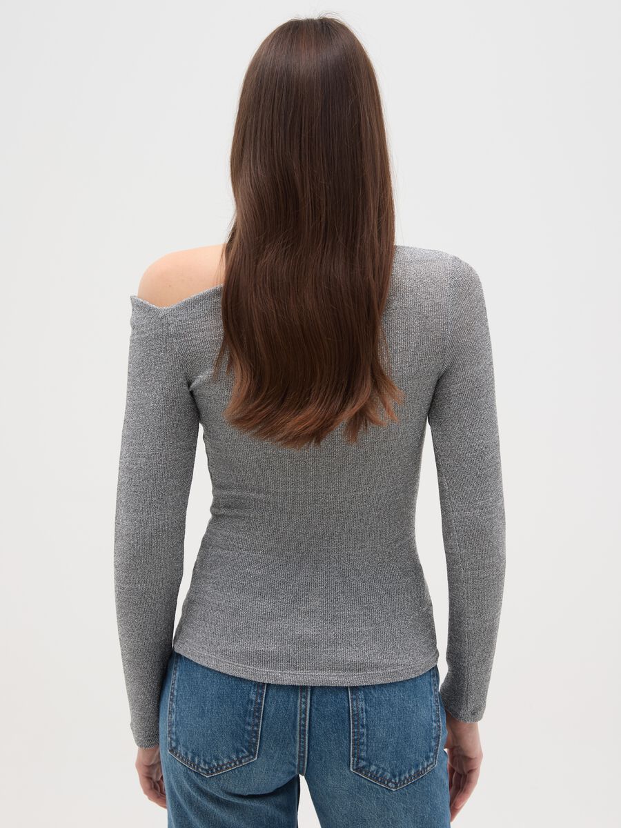 Maglia grigia regular fit con spalla scoperta_2