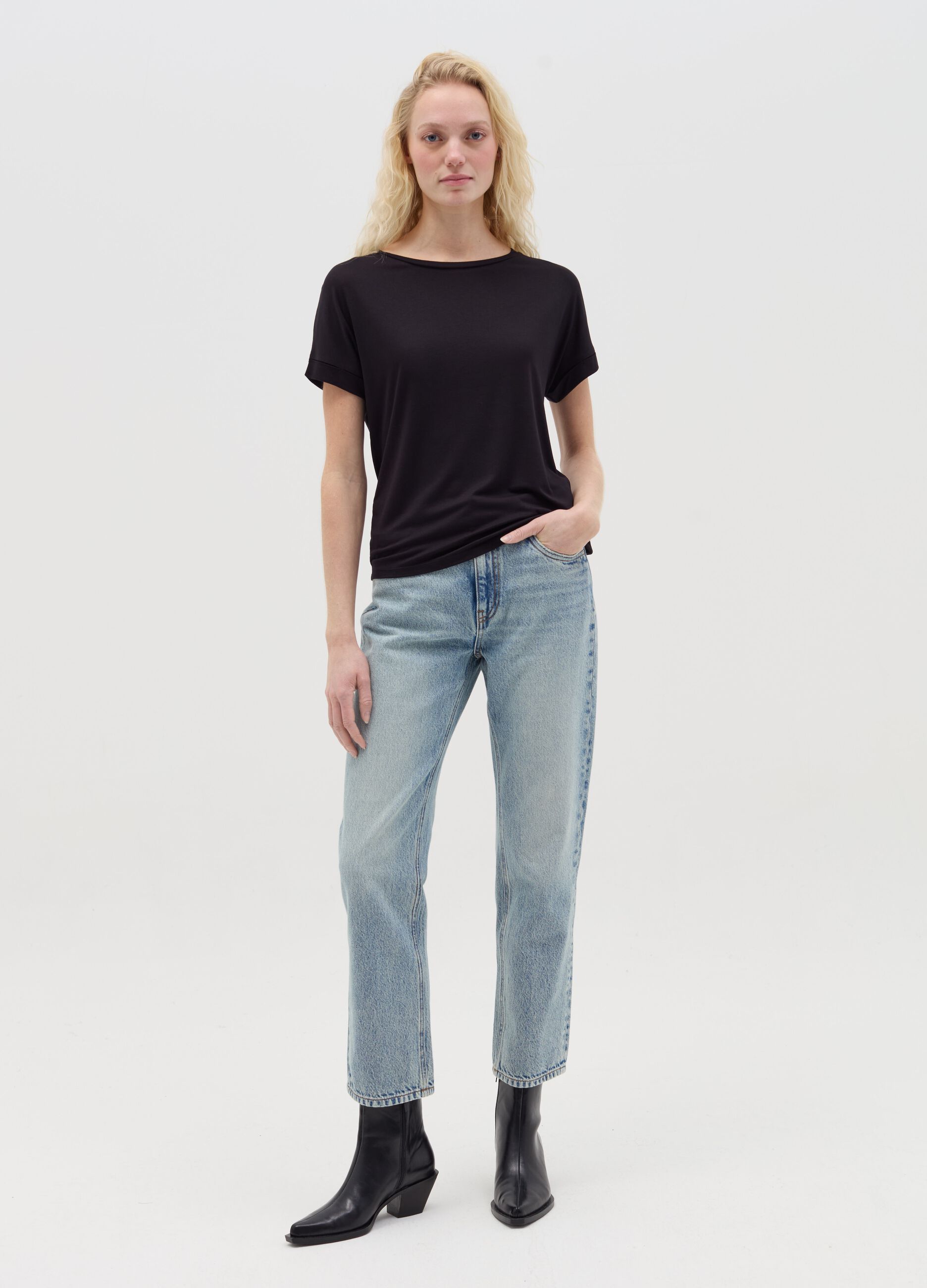 T-shirt nera con maniche a kimono