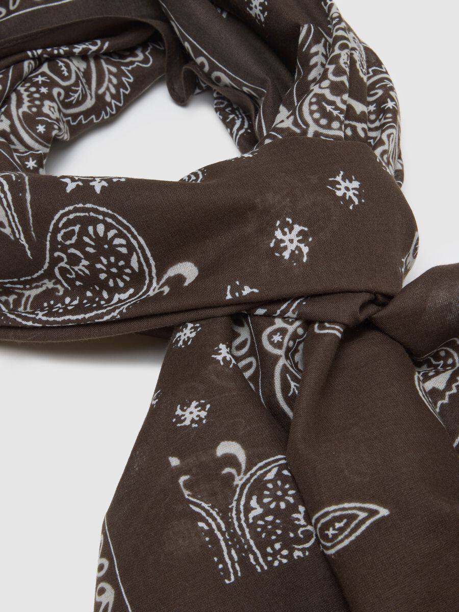 Sciarpa in puro cotone marrone con motivo paisley_2