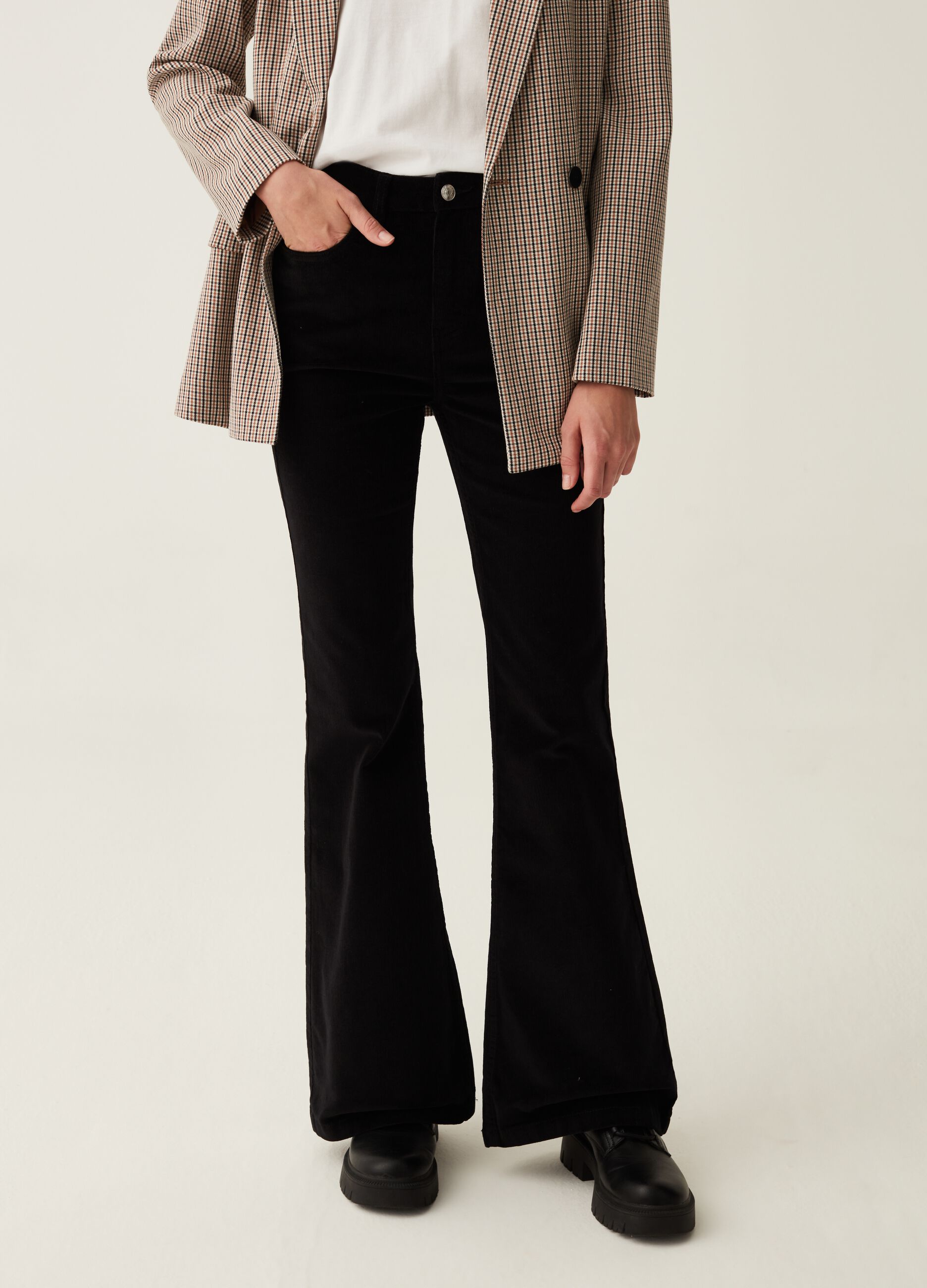 Pantaloni flare fit in corduroy