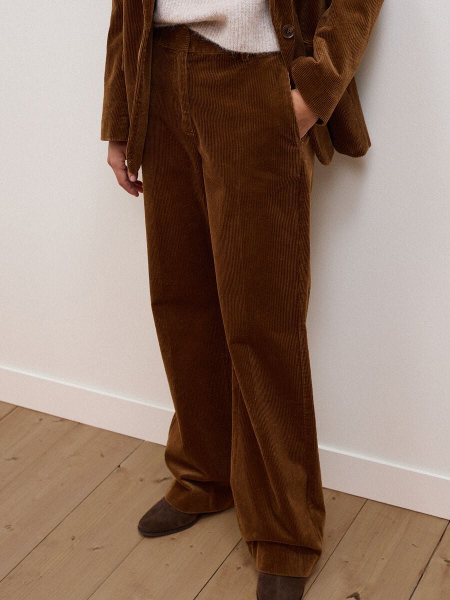 Pantaloni marroni flare in cotone elasticizzato a coste_3