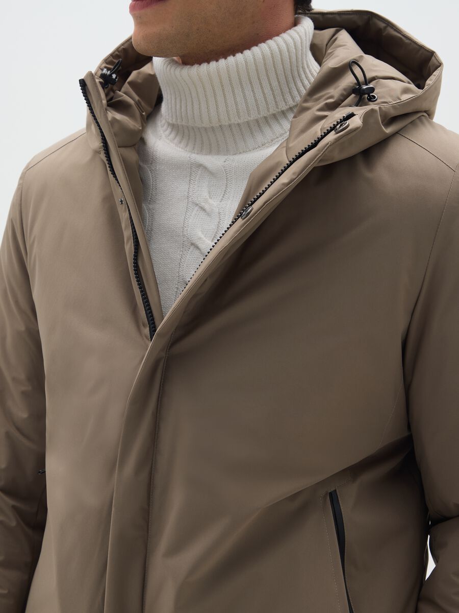 Parka marrone regular fit con chiusura a zip_3