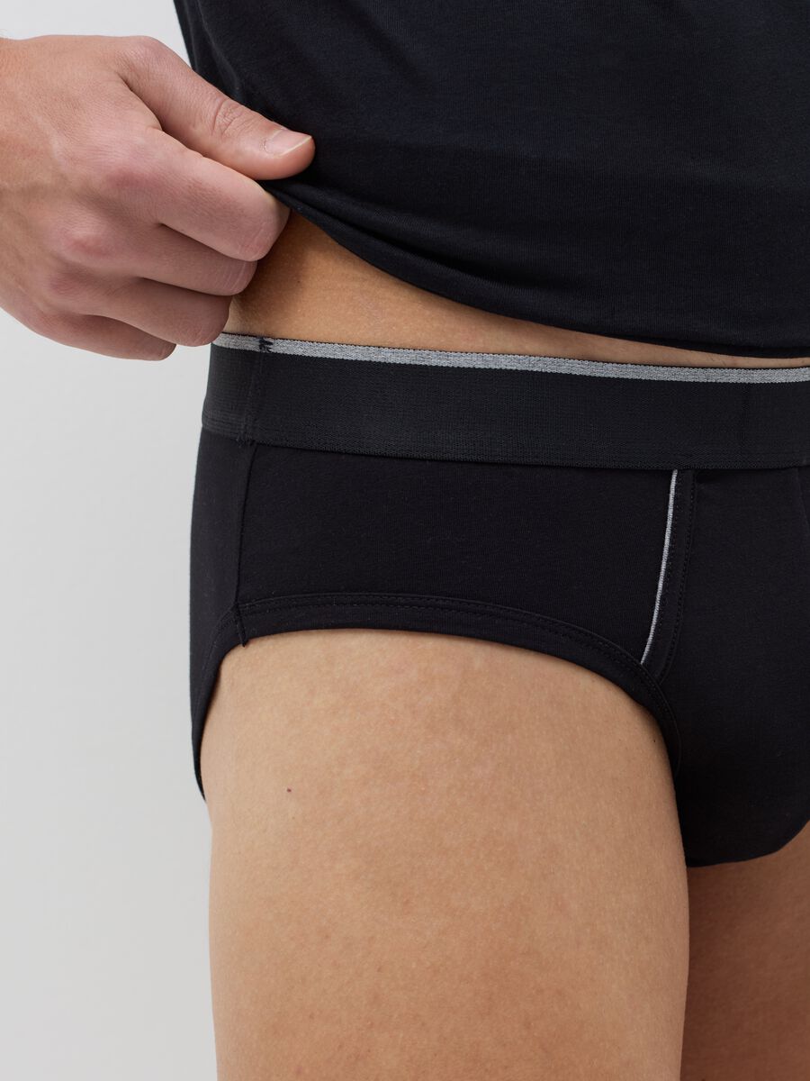 Two-pack briefs in Supima cotton with contrasting piping_2