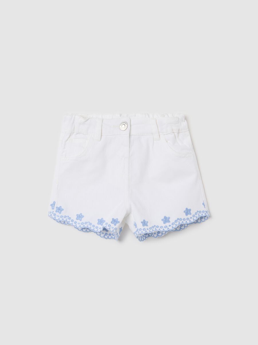 White shorts with floral embroidery in cotton_0