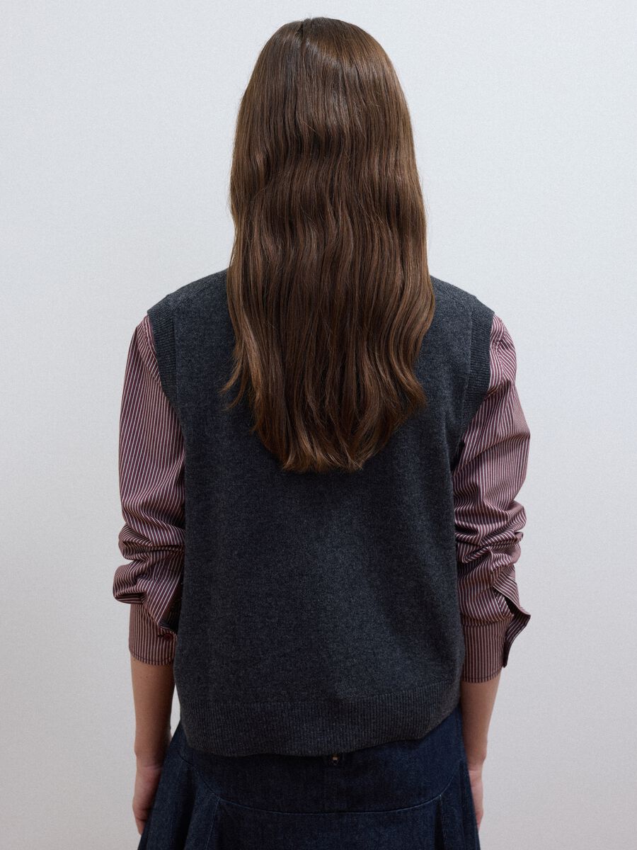 Grey pure wool gilet with deep V-neck_3