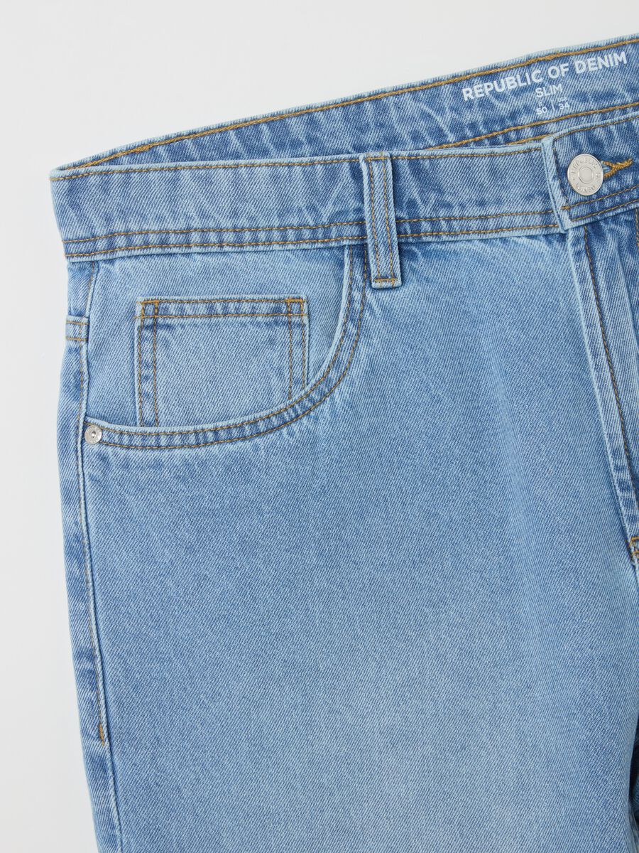 Light blue slim-fit Bermuda shorts in denim_5
