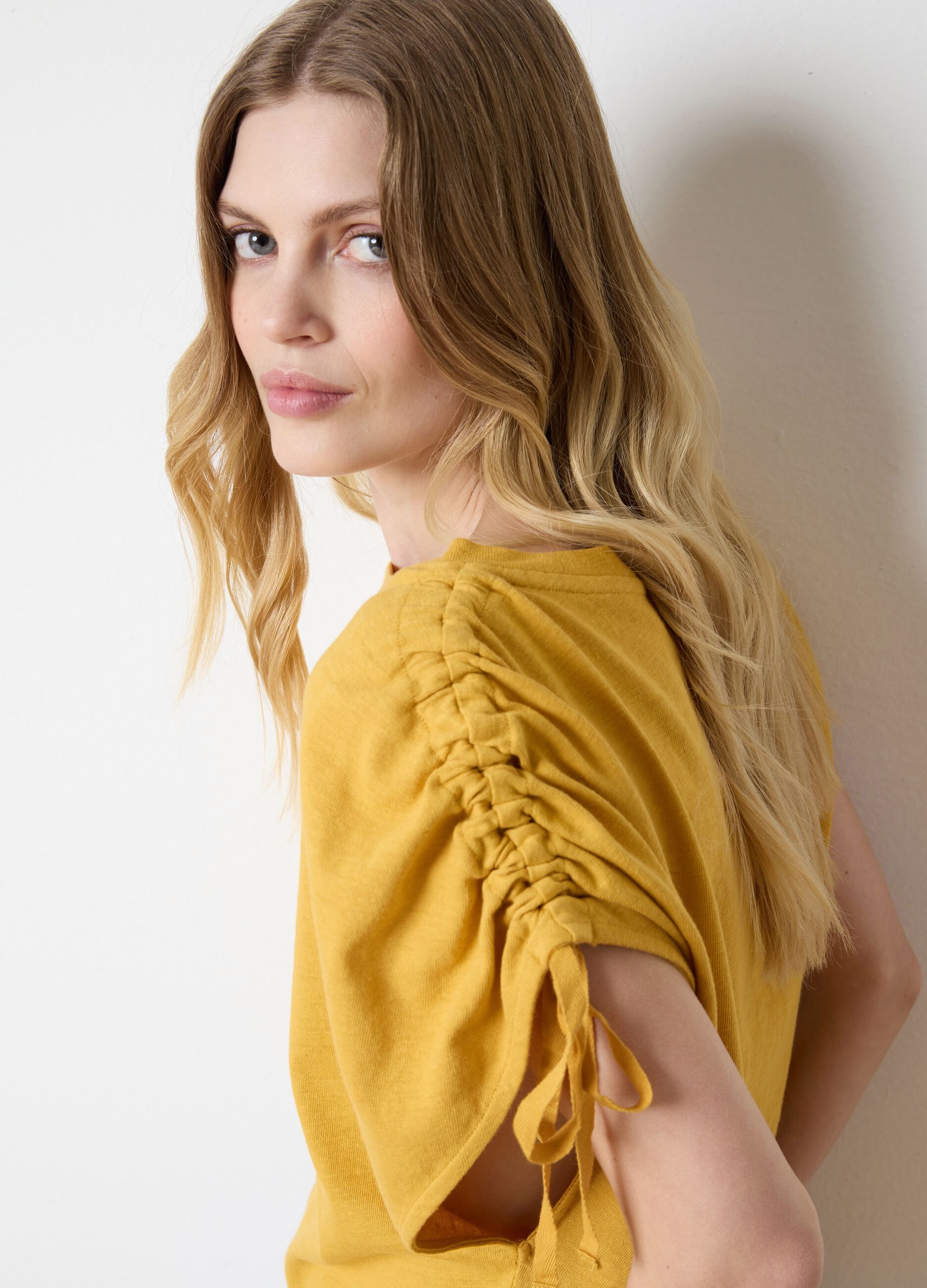 T-shirt with gathered sleeves