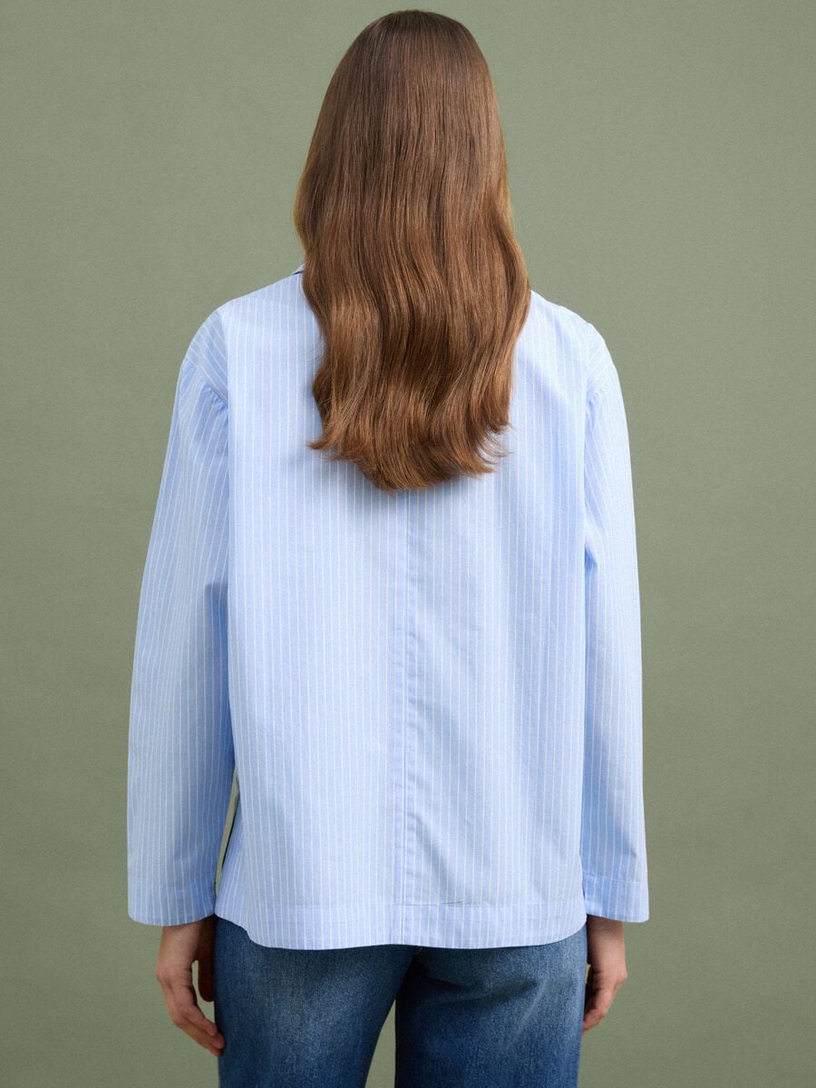 Camicia azzurra a righe in popeline di puro cotone con scollo a V_3