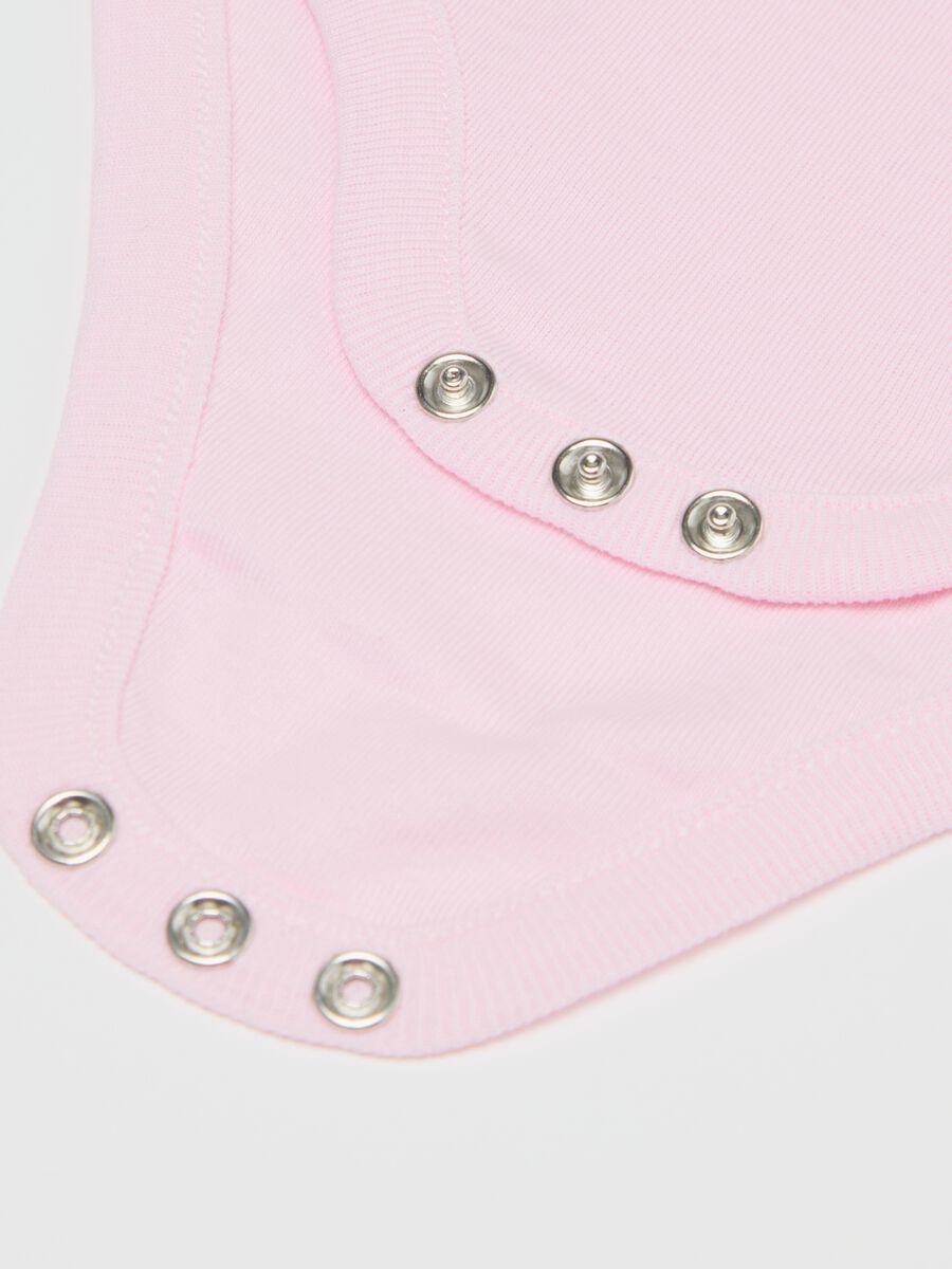Three-pack white and pink sleeveless bodysuits in organic cotton with print_2