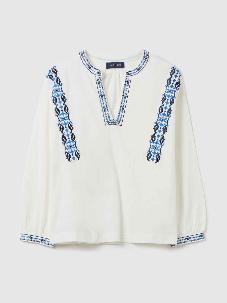 T-shirt with ethnic embroidery_4