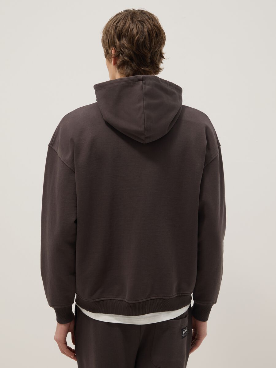 Felpa in misto cotone marrone oversize fit con cappuccio_3