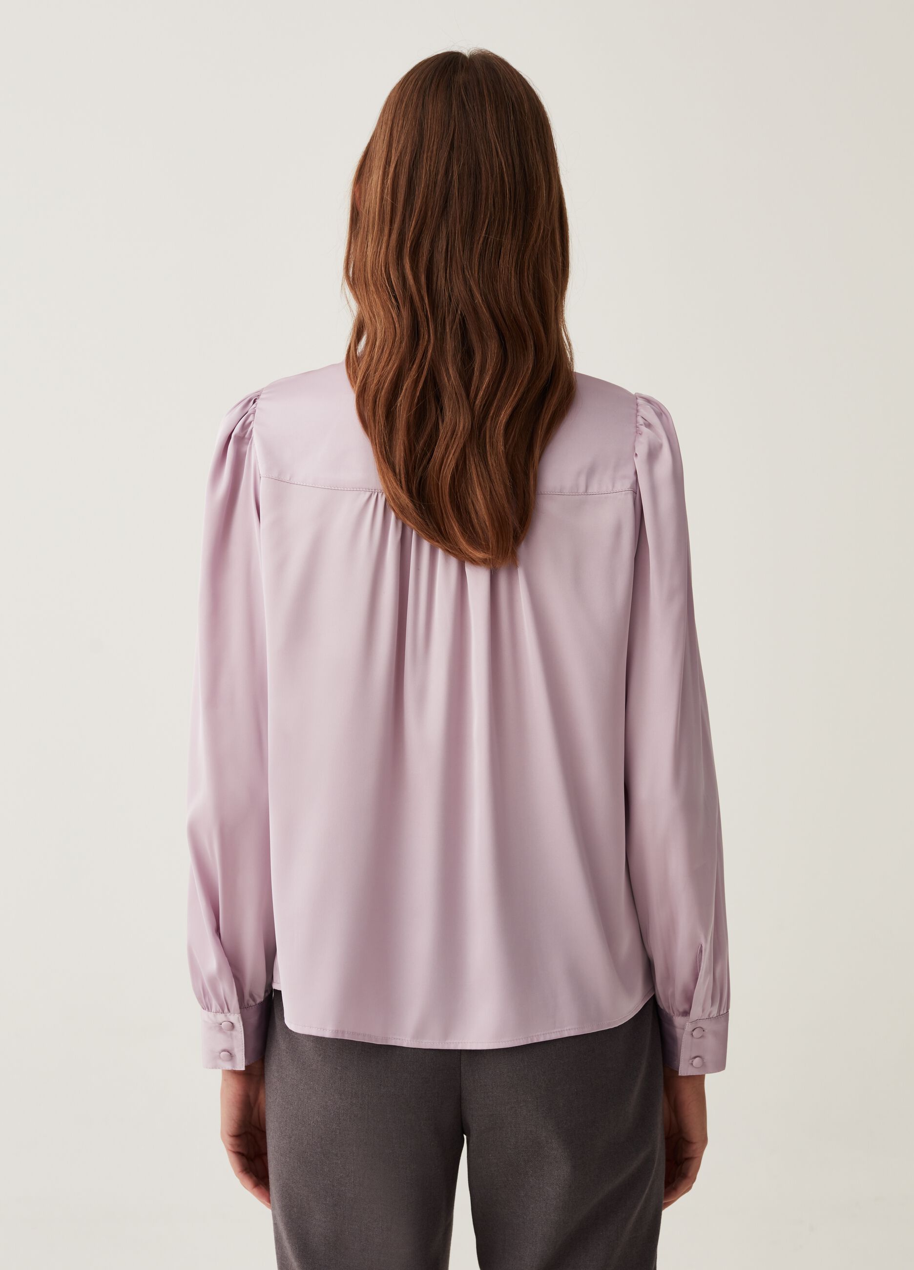 Blusa in satin con maniche a sbuffo_0