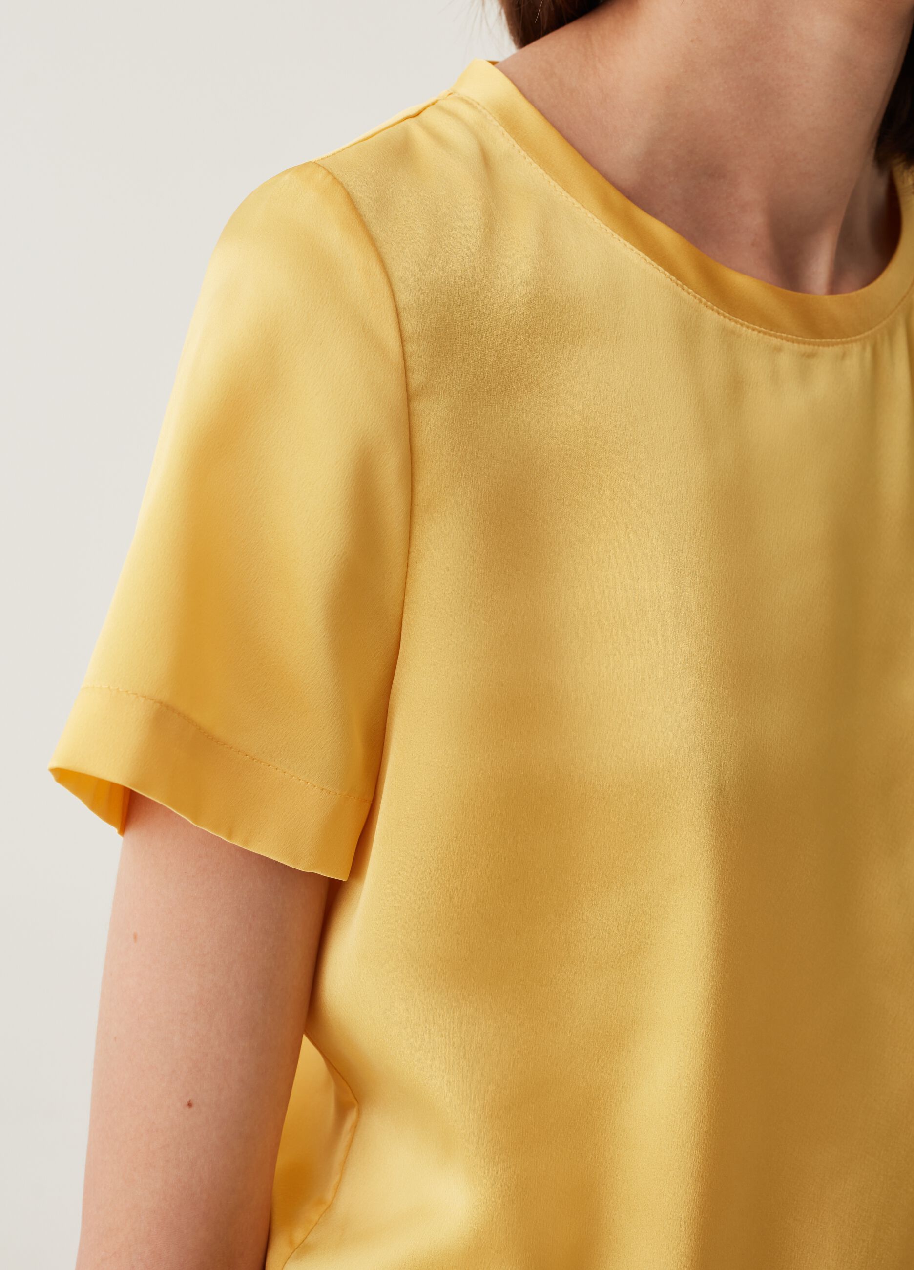 Blusa in satin a maniche corte_3