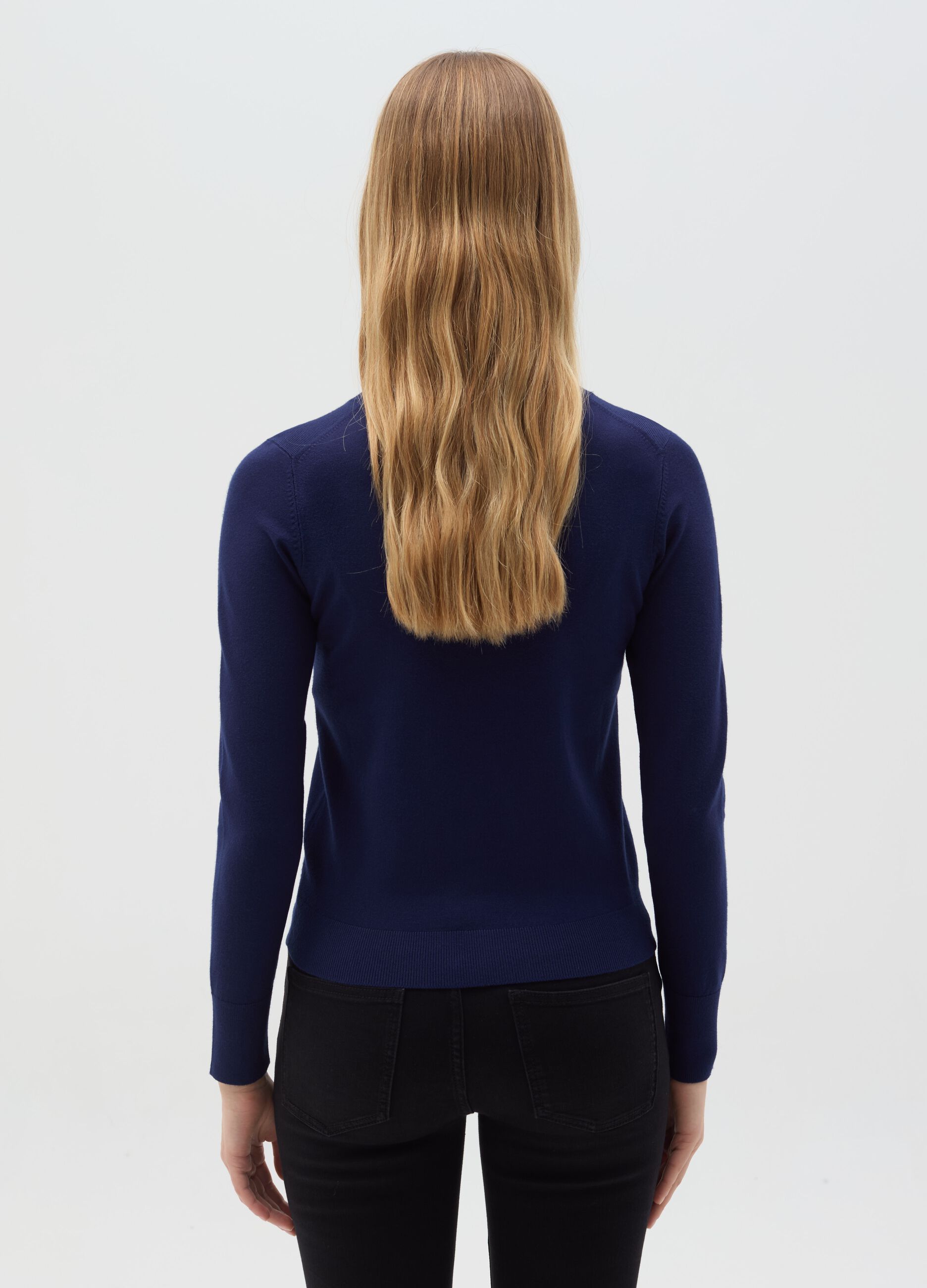 Top with round neck and long sleeves