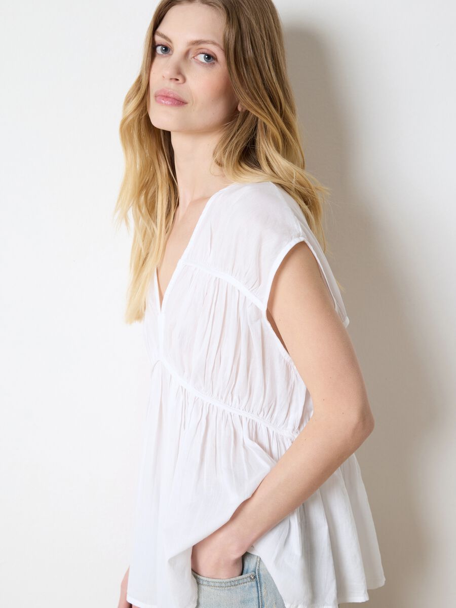 White sleeveless cotton blouse with gathering_0