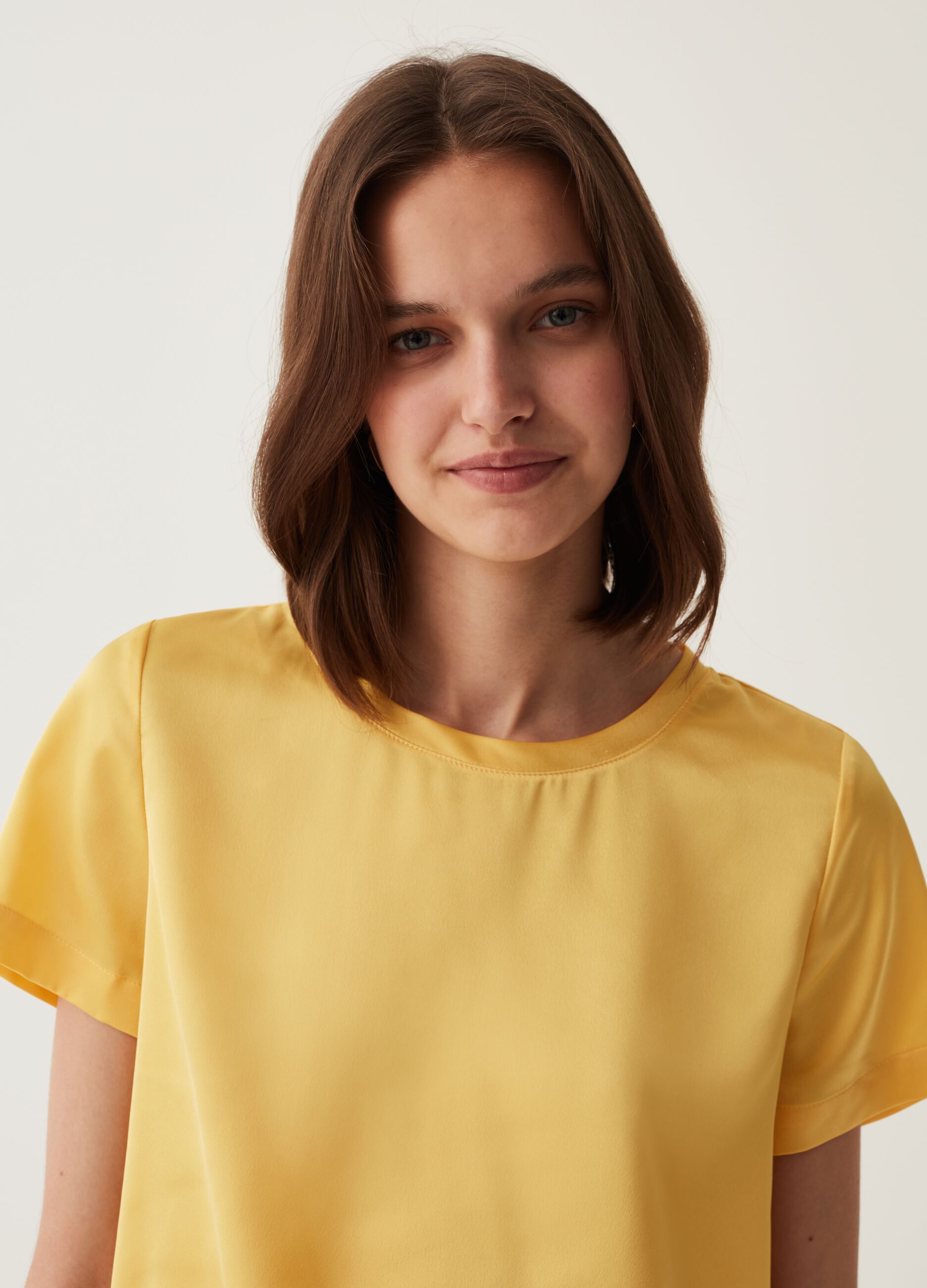 Blusa in satin a maniche corte_1