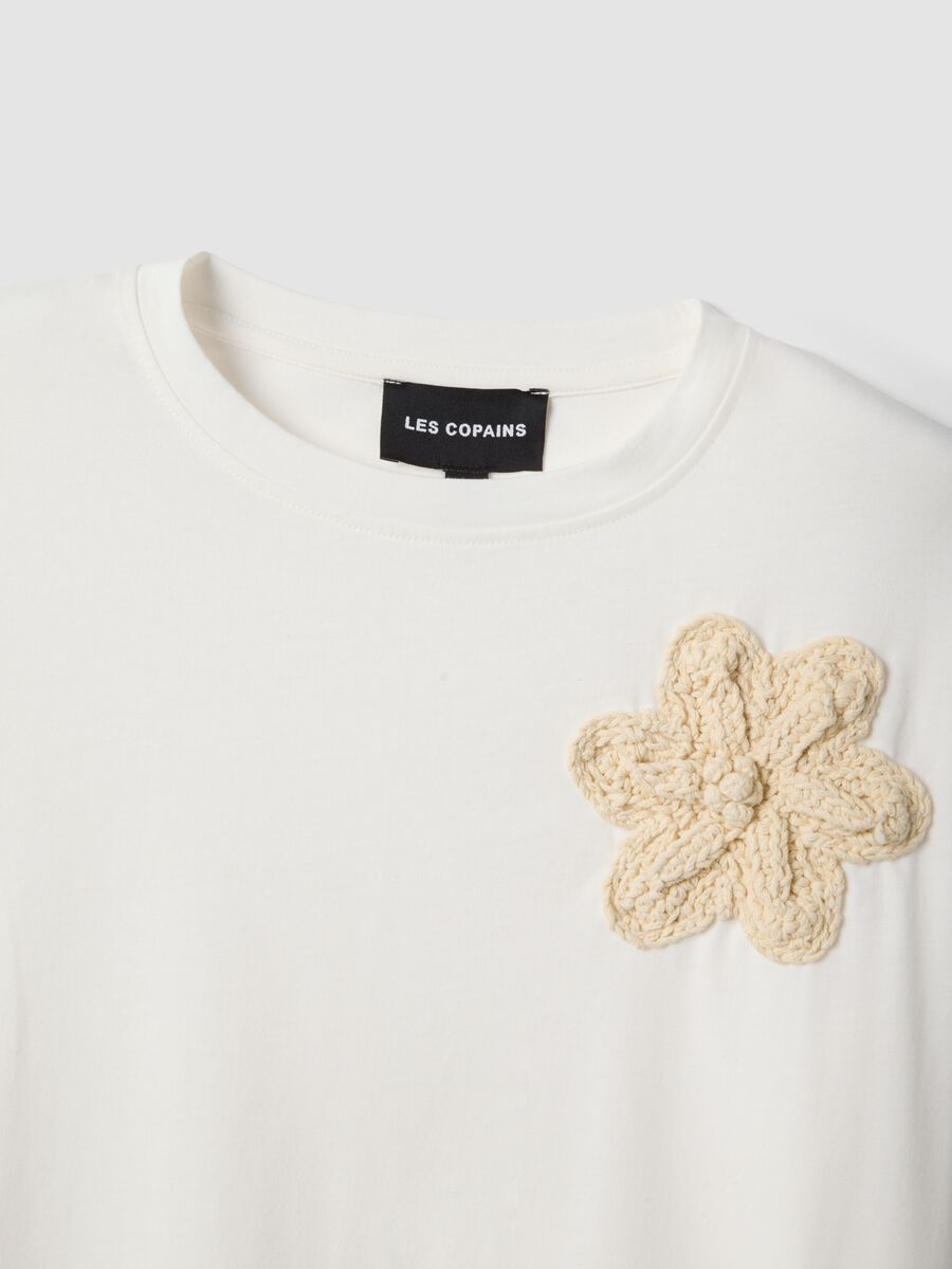 T-shirt in puro cotone bianco regular fit con applicazione floreale in crochet_1