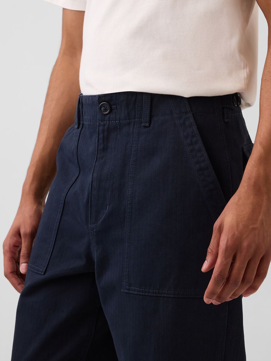 Pantaloni blu navy in puro cotone con tasche applicate_3