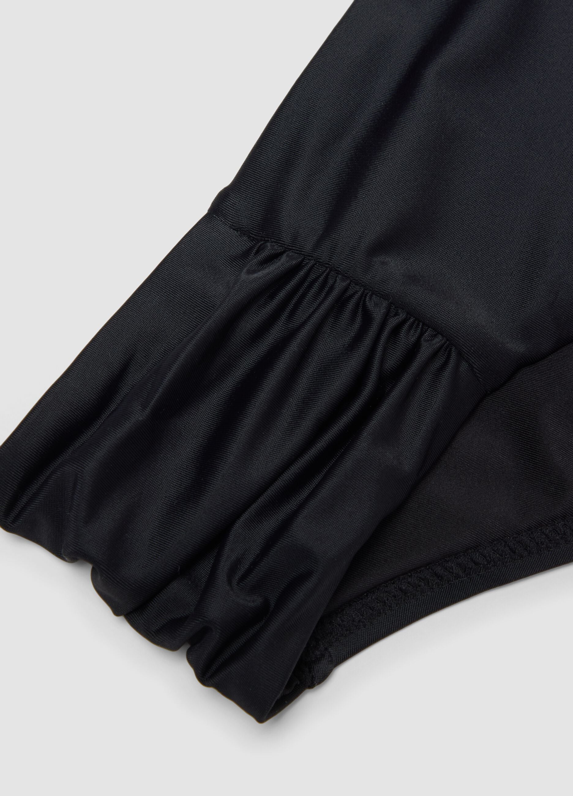 Slip da bagno in tessuto elasticizzato nero con pieghe laterali