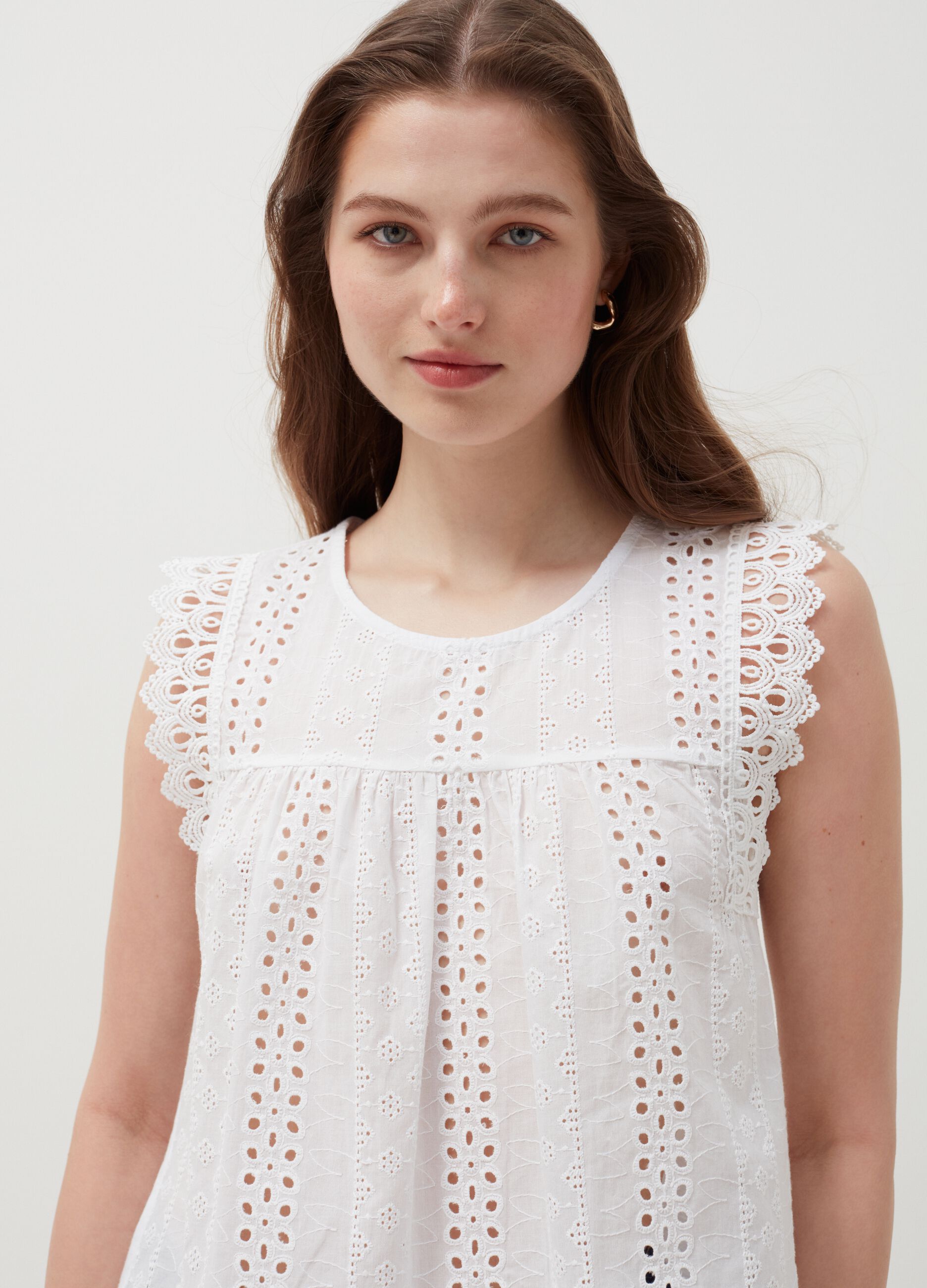 Broderie anglaise tank top with round neck