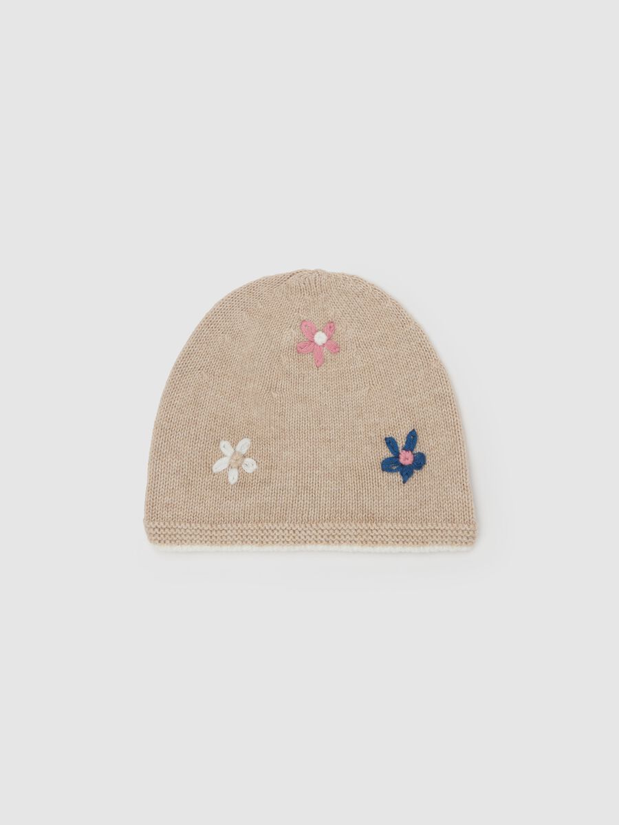 Cotton hat with embroidered flowers_0