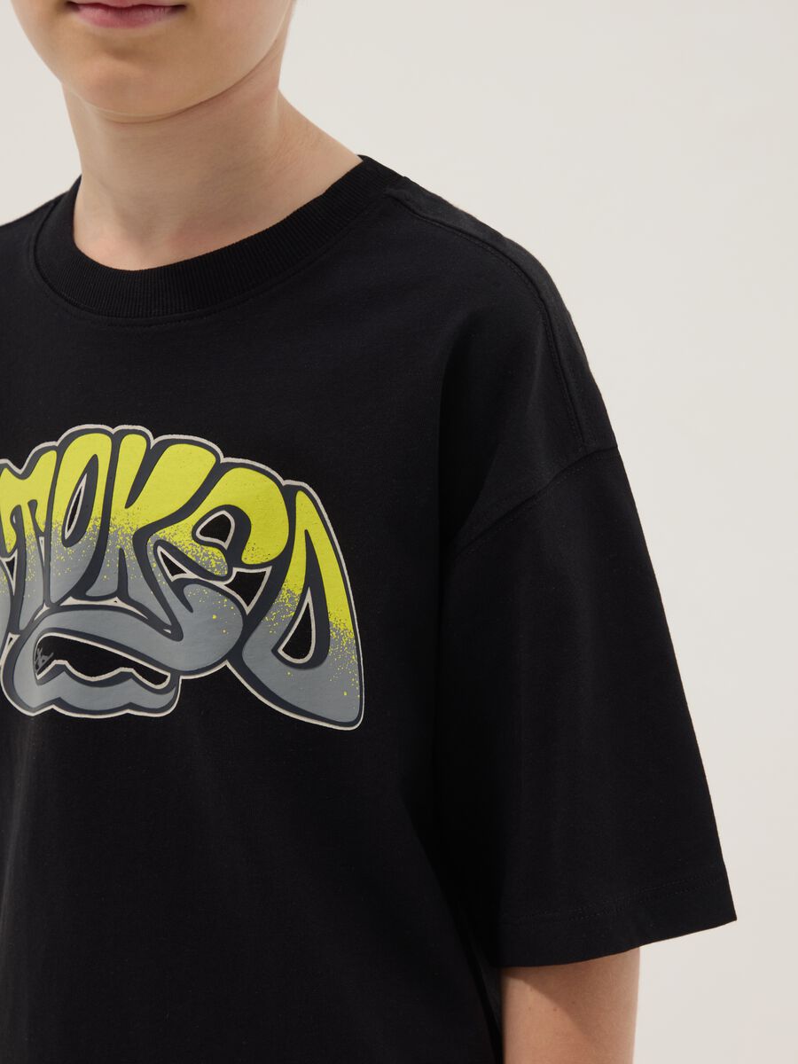 T-shirt nera in puro cotone con stampa frontale_2