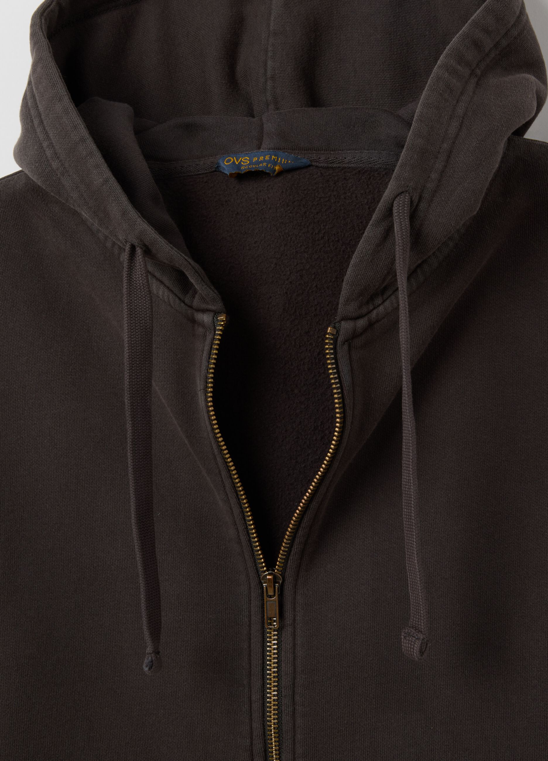 Felpa marrone con cappuccio e zip
