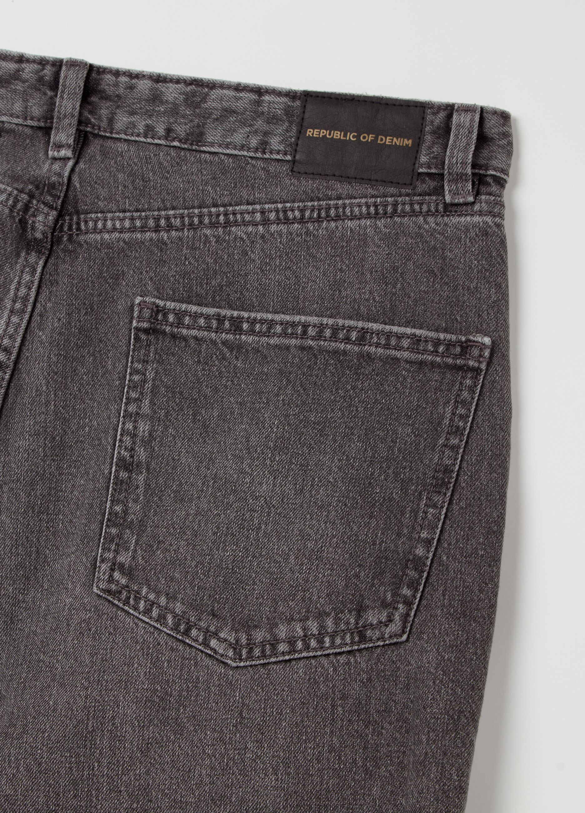 Jeans regular tapered fit con scoloriture