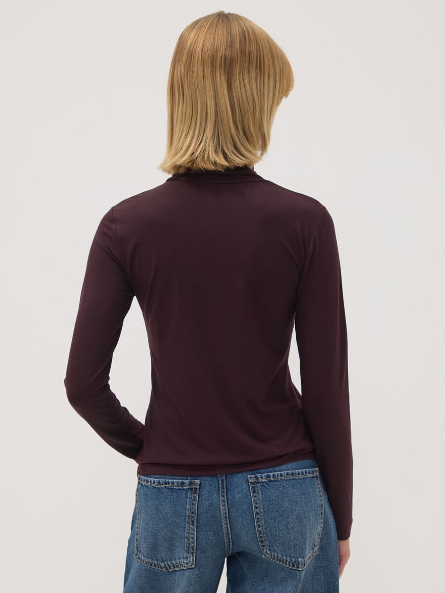 Maglia viola in viscosa elasticizzata con colletto rialzato regular fit_3