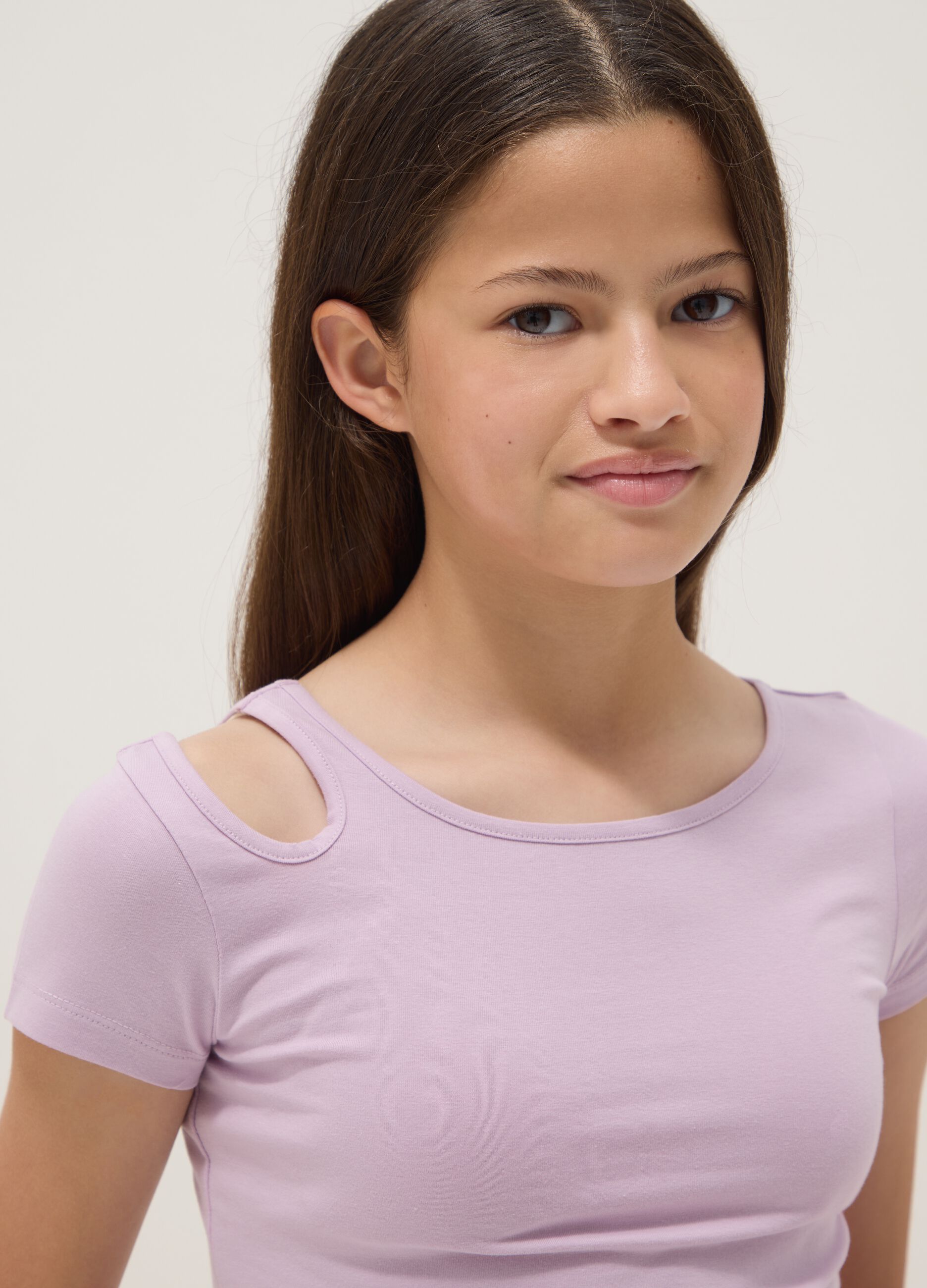 T-shirt viola in cotone organico con spalla scoperta
