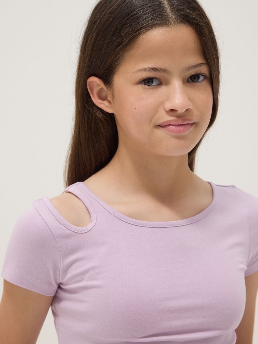 T-shirt viola in cotone organico con spalla scoperta_2