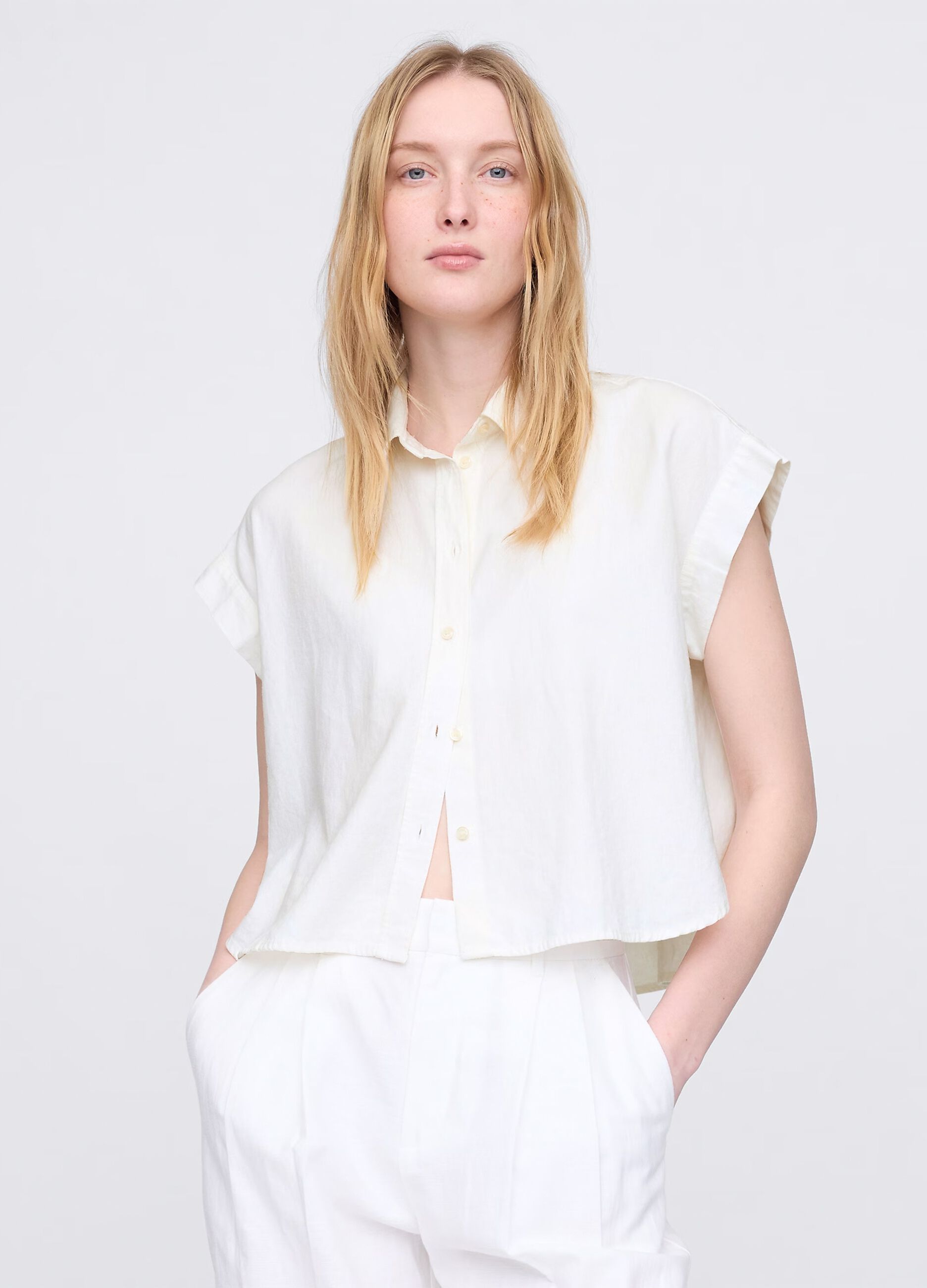 Sleeveless white linen and viscose shirt