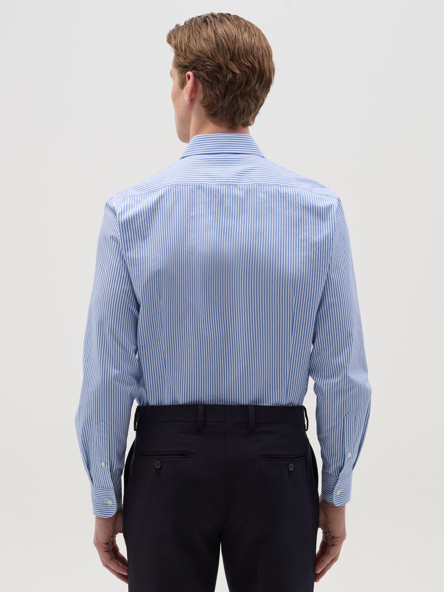 Slim-fit easy-iron shirt with white and blue stripes_1