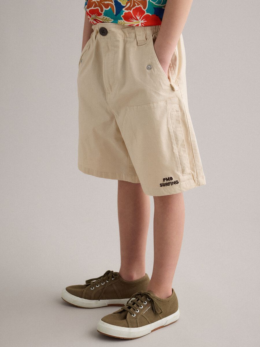 Beige stretch cotton cargo shorts for boys, baggy fit_2