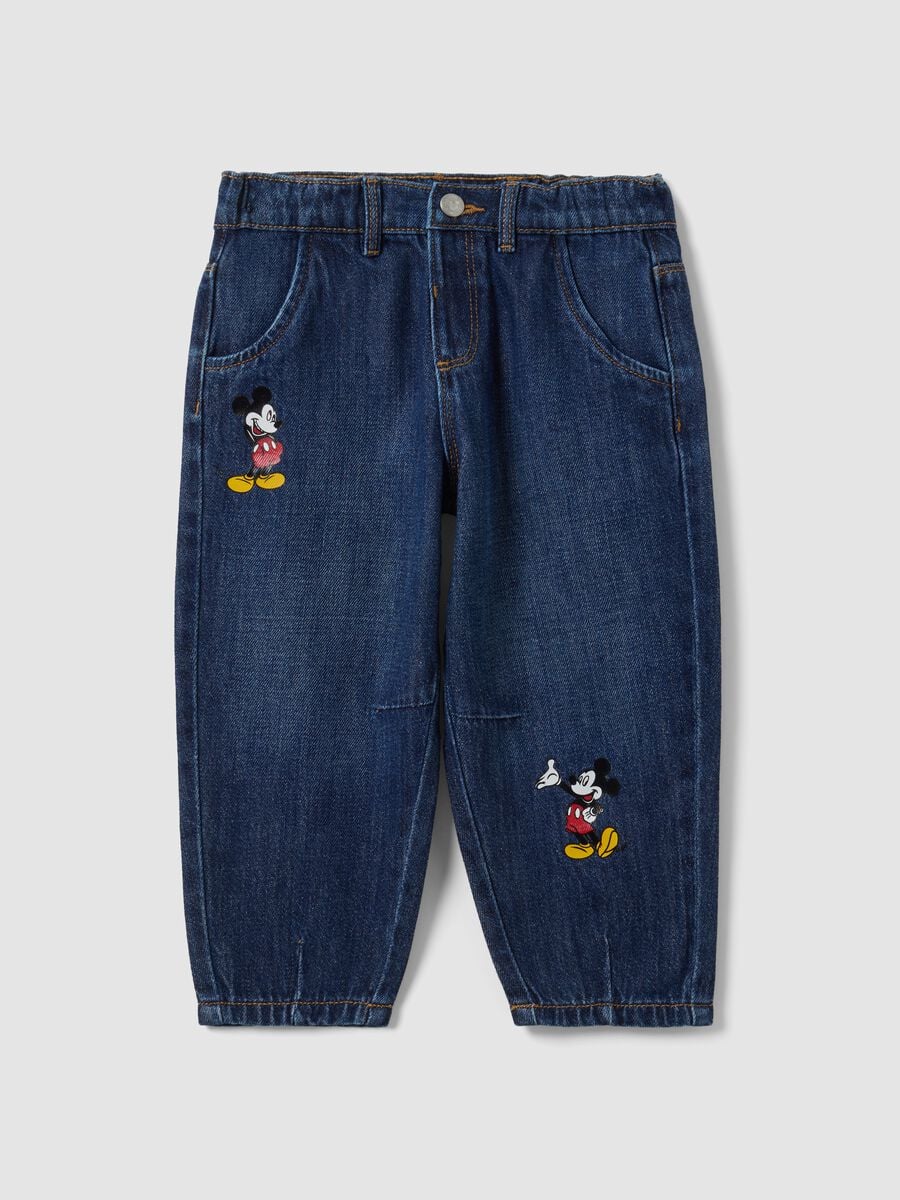 Jeans blu in misto cotone e viscosa con stampa Mickey baggy fit per bimbo_0