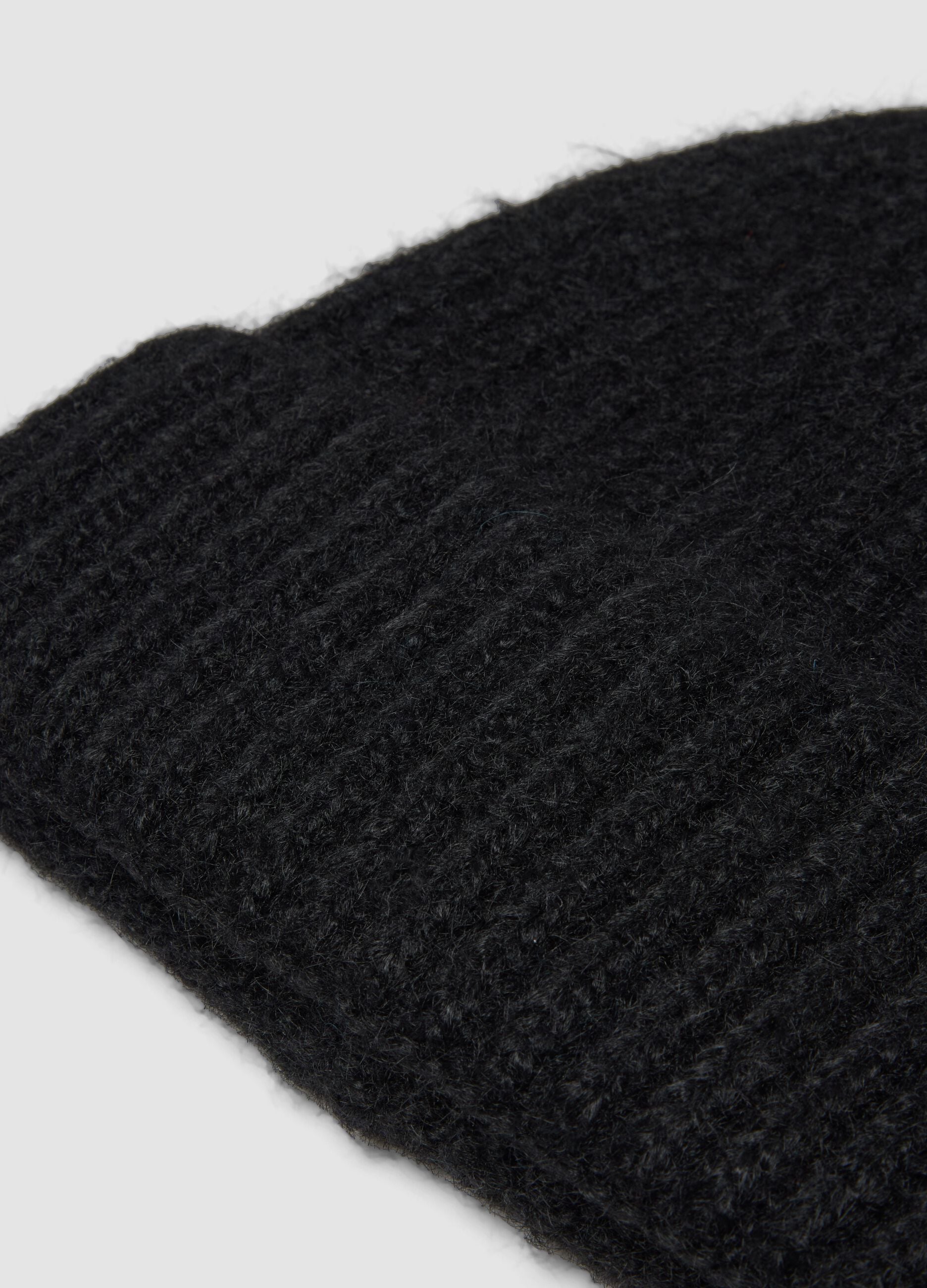 Cappello nero in lana elasticizzata a coste