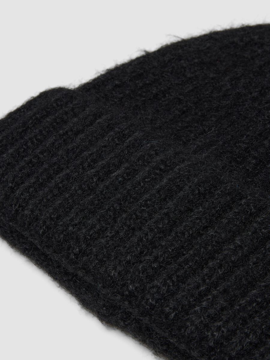 Cappello nero in lana elasticizzata a coste_1