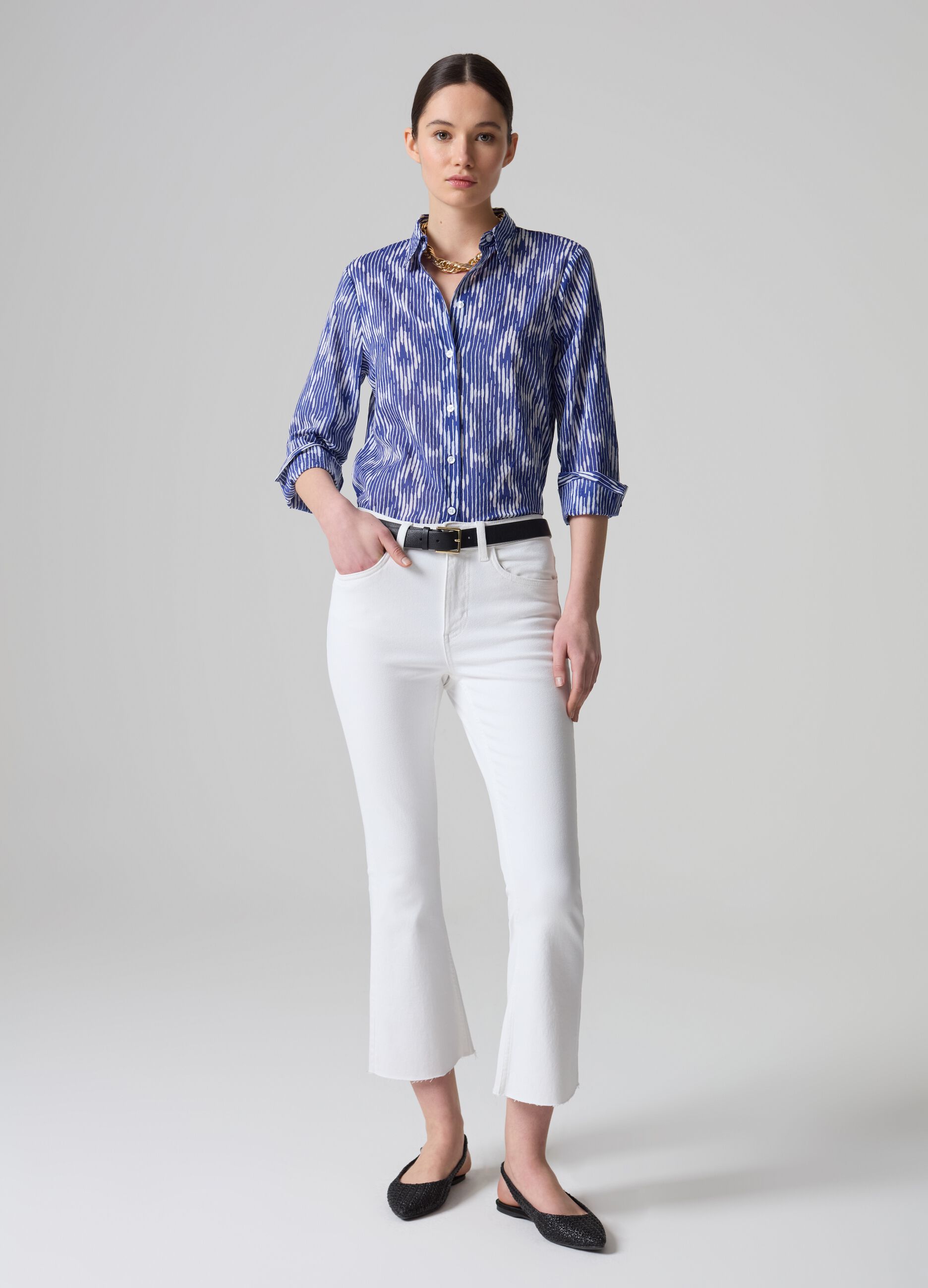 Jeans flare fit crop con orlo a vivo