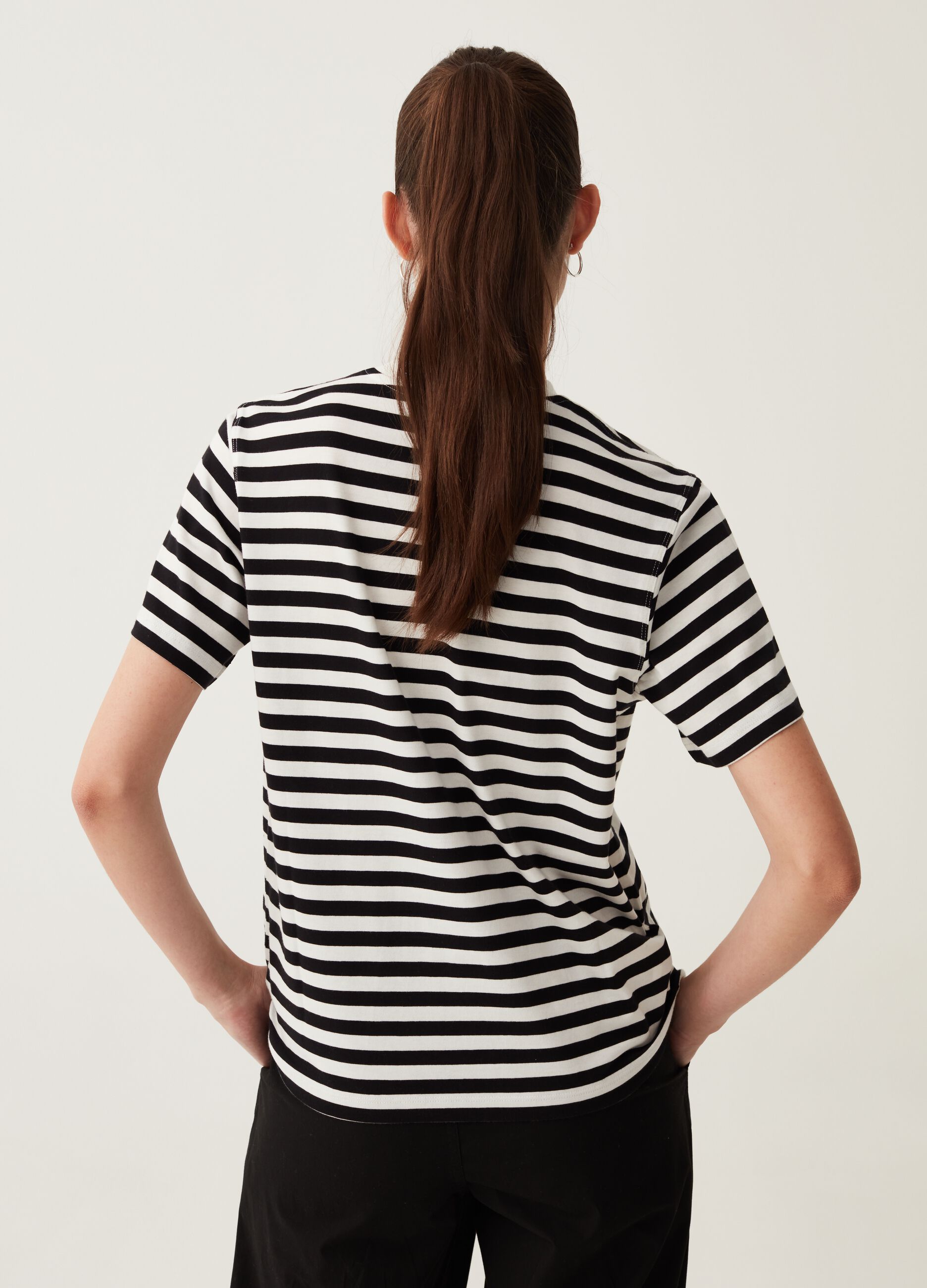T-shirt in cotone con scollo rotondo_2