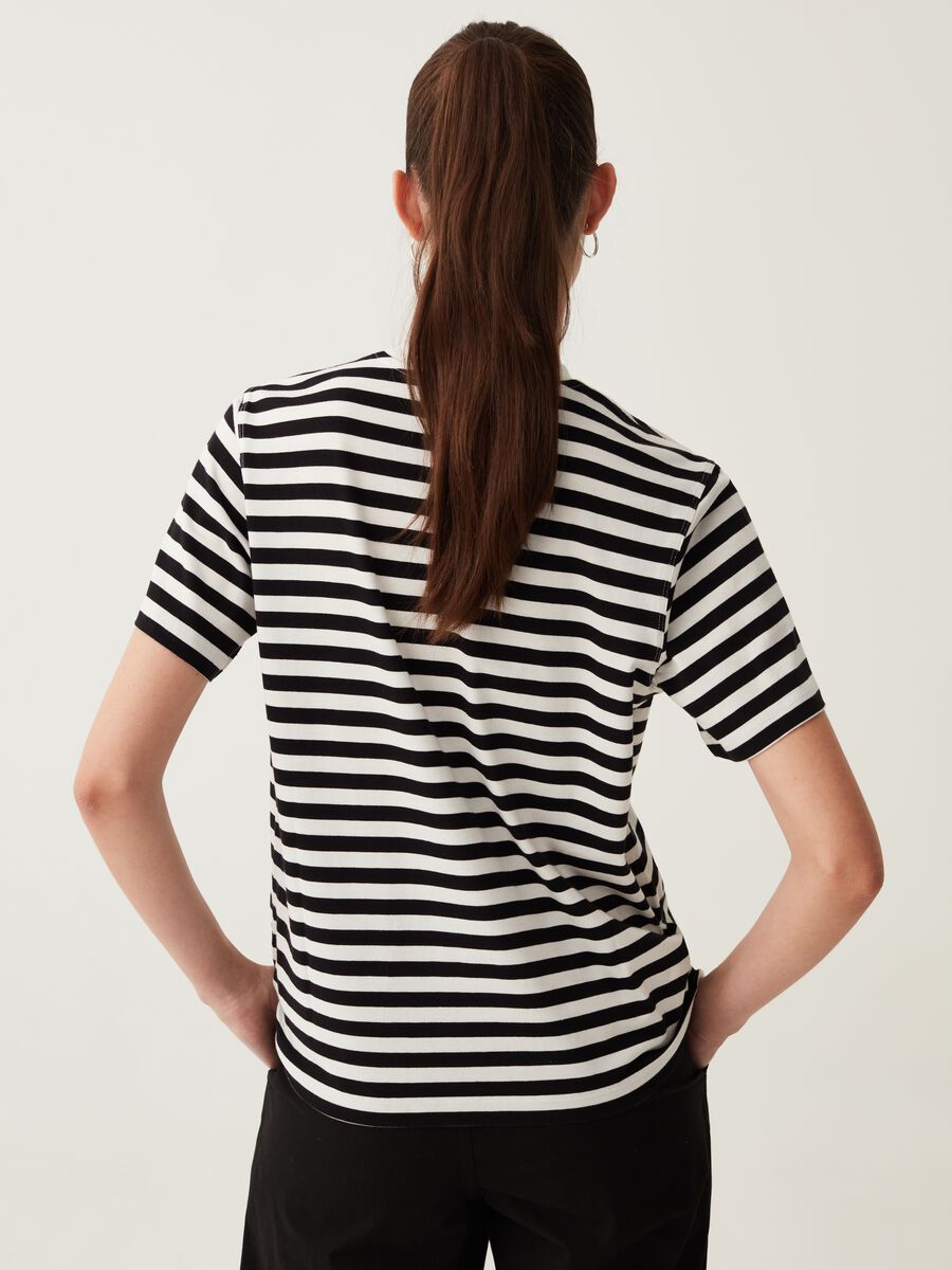 T-shirt in cotone con scollo rotondo_2