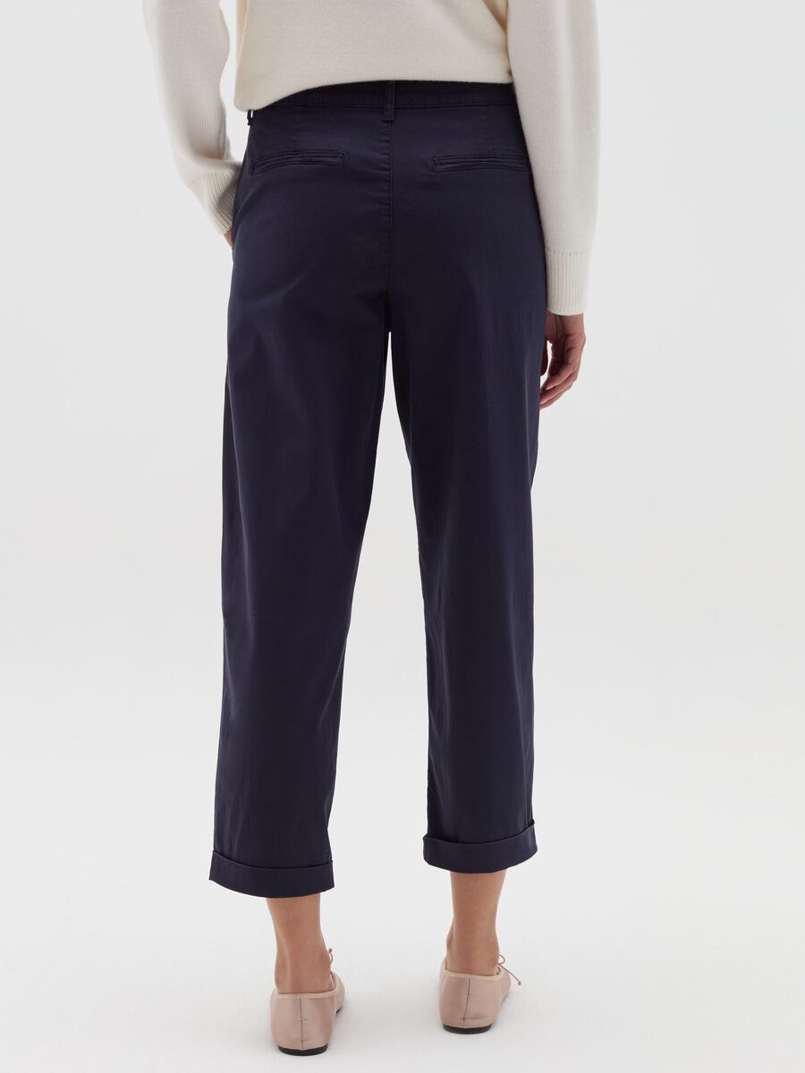 Chino trousers with turned-up hems_3